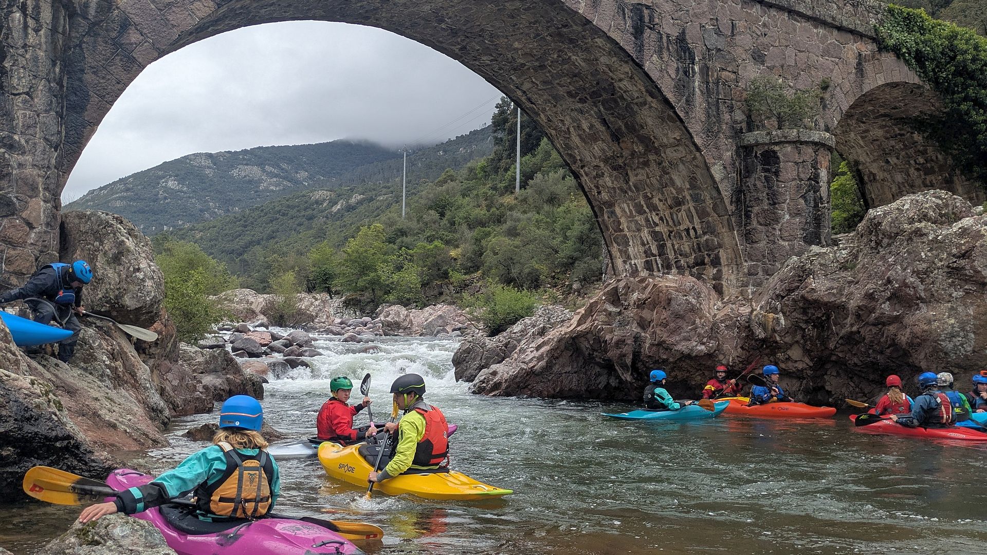 © Lukas O. 16.4.25 Kajak, Fluss Fango, Abschnitt Manso - Ponte Vecchiu am Einstieg bei der Brücke in Manso