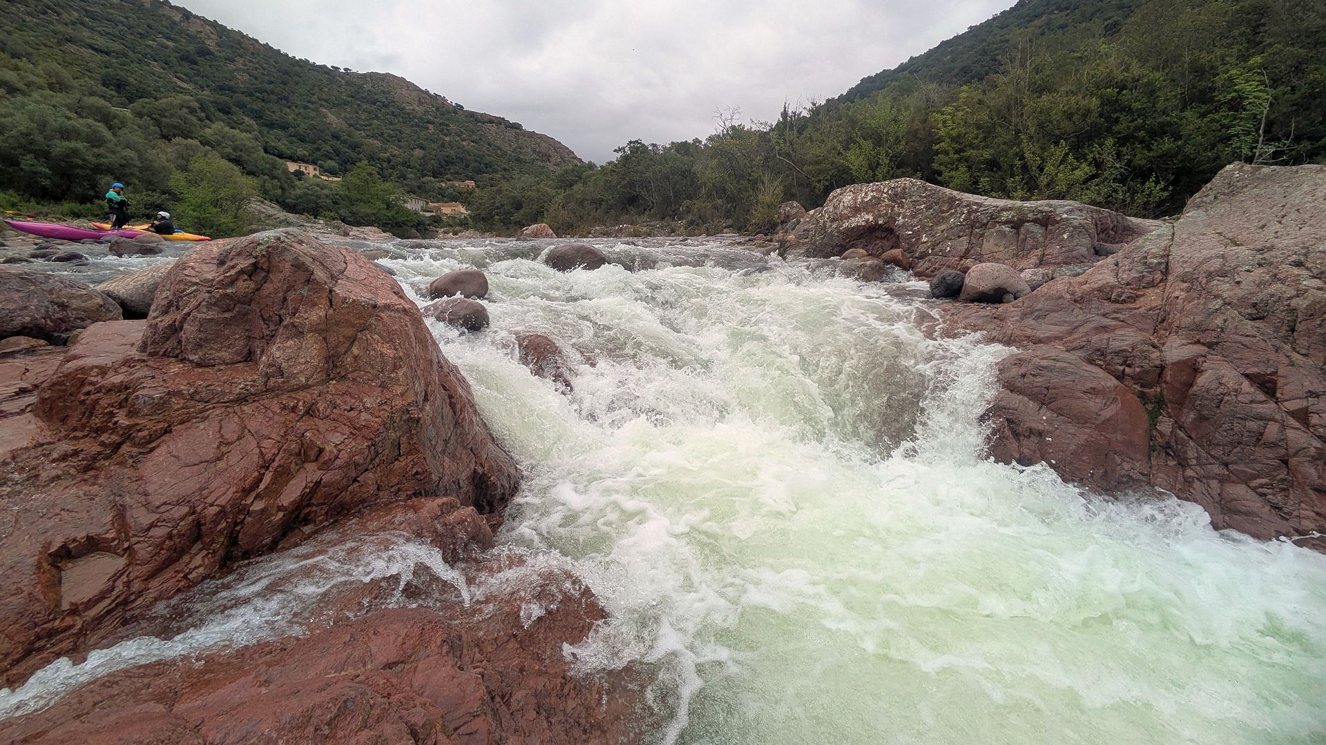 © Lukas O. 16.4.25 Kajak, Fluss Fango, Abschnitt Manso - Ponte Vecchiu erste Niedrigklamm Teil 1
