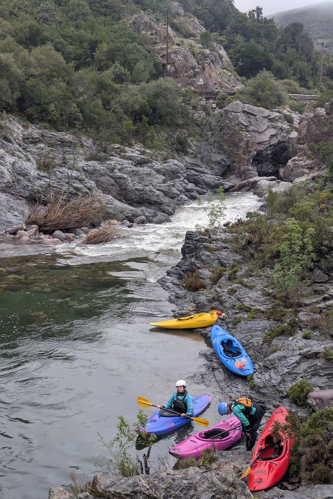 © Lukas O. 16.4.25 Kajak, Fluss Fango, Abschnitt Manso - Ponte Vecchiu Wiedereinstieg nach r Umtragen der Schlüsselstelle