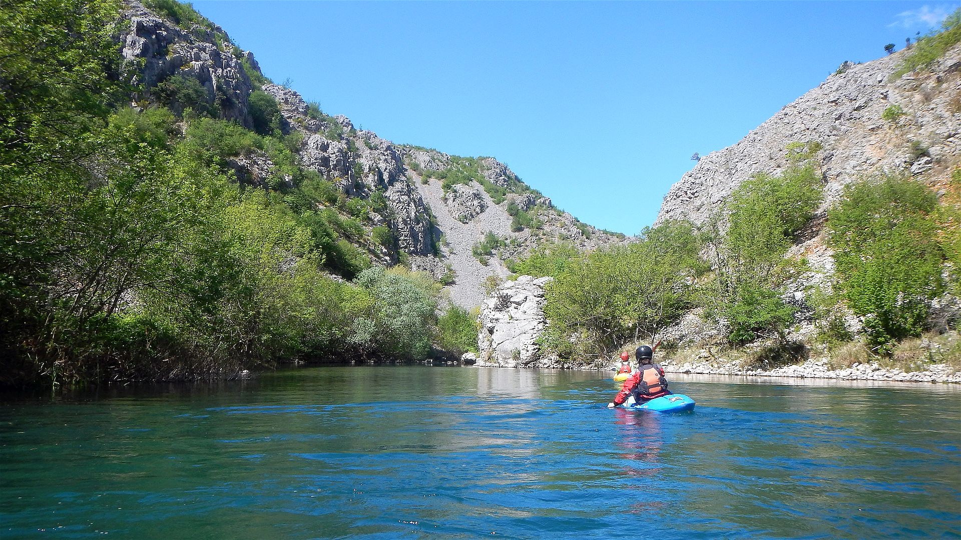 Kajak, Fluss Zrmanja, Abschnitt Kaštel Žegarski - Berberi (Große Schlucht) nach dem Einstieg 🛶 Wolfgang A., Marion M.