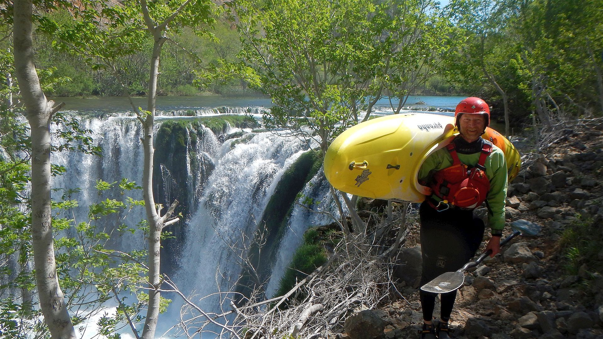 Kajak, Fluss Zrmanja, Abschnitt Kaštel Žegarski - Berberi (Große Schlucht) Umtragen des Visoki Buk 🛶 Wolfgang A.