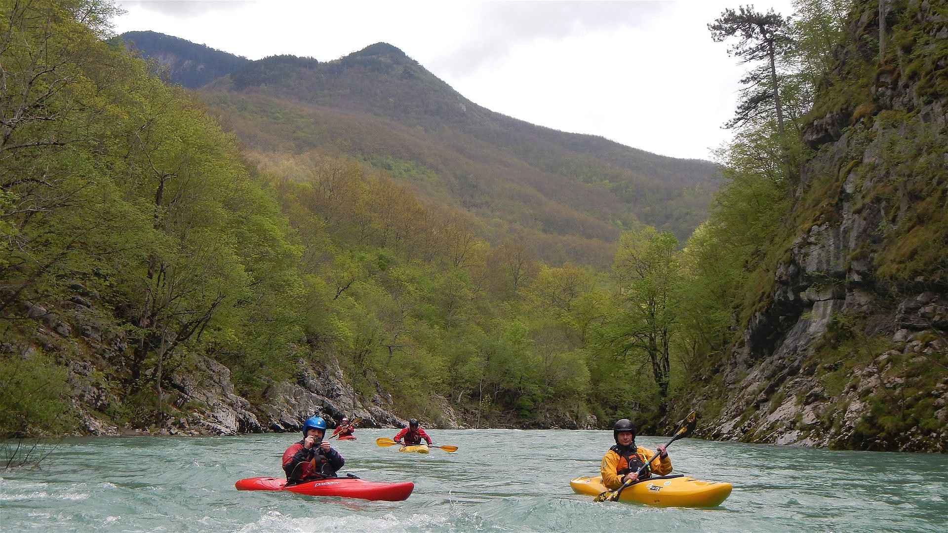 Kajak, Fluss Tara, Abschnitt Splavište - Ščepan Polje vor der Brücke 🛶 LFC