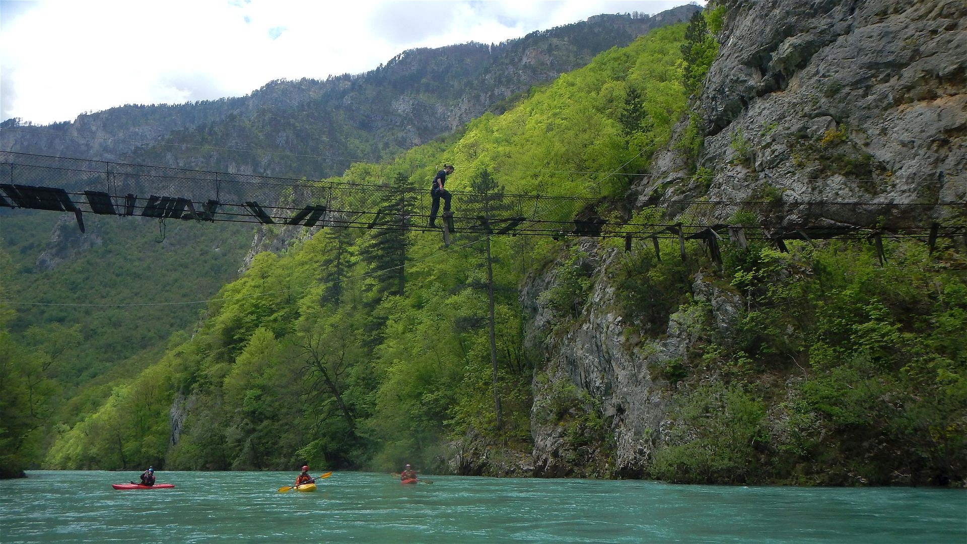 Kajak, Fluss Tara, Abschnitt Splavište - Ščepan Polje etwas verfallen die Brücke 🛶 LFC