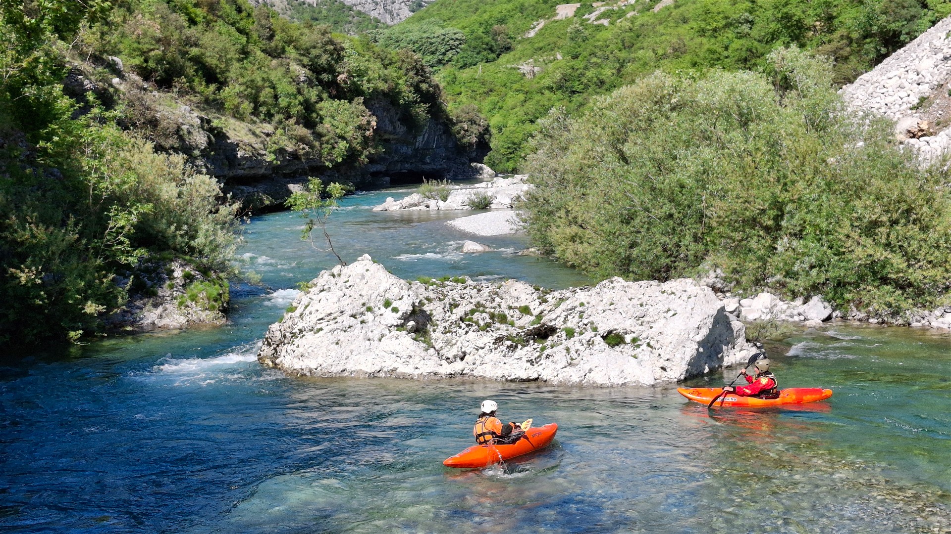 Kajak, Fluss Cijevna, Abschnitt Cijevna - Dinoša (Mittellauf) vor dem Wehr 