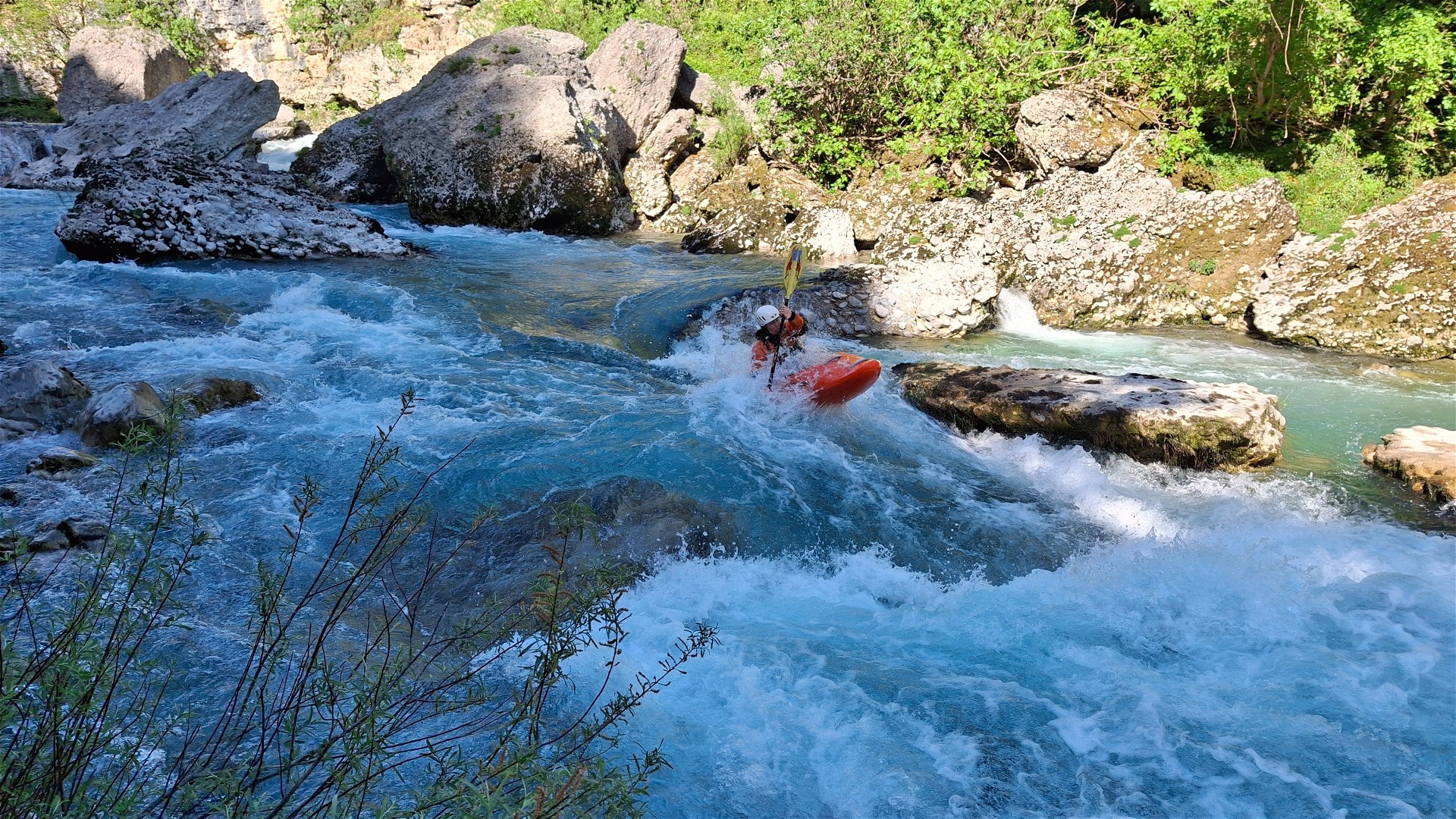 Kajak, Fluss Cijevna, Abschnitt Cijevna - Dinoša (Mittellauf) gleich nach dem Wehr 