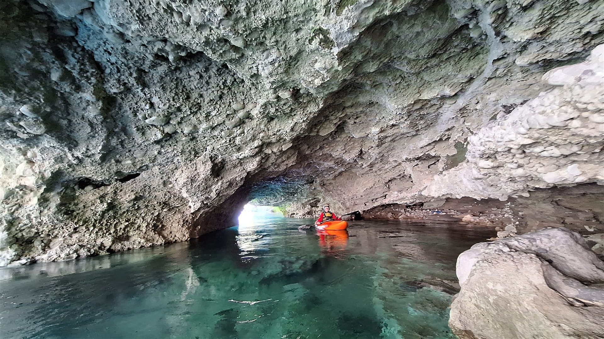 Kajak, Fluss Cijevna, Abschnitt Cijevna - Dinoša (Mittellauf) durchfahrbare Höhle 
