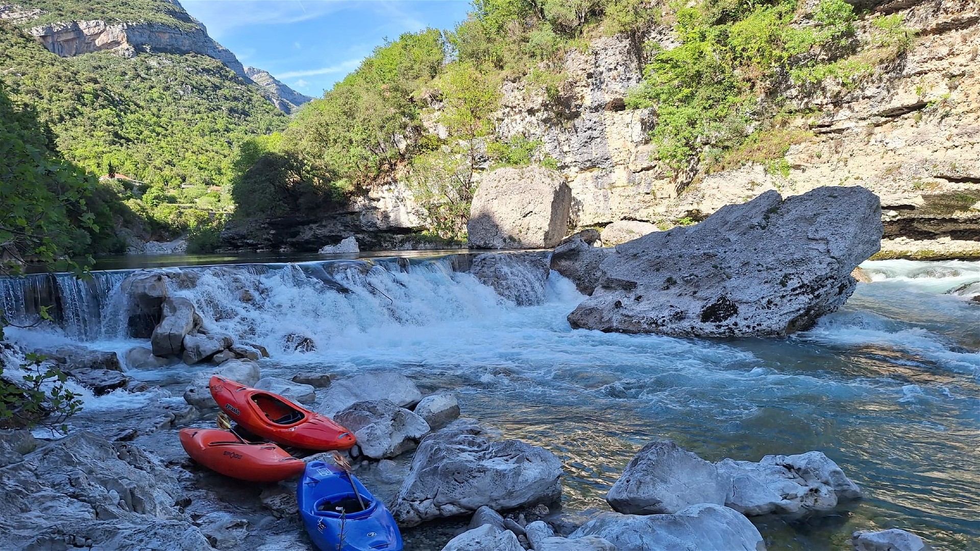Kajak, Fluss Cijevna, Abschnitt Cijevna - Dinoša (Mittellauf) Umtragung am Wehr 