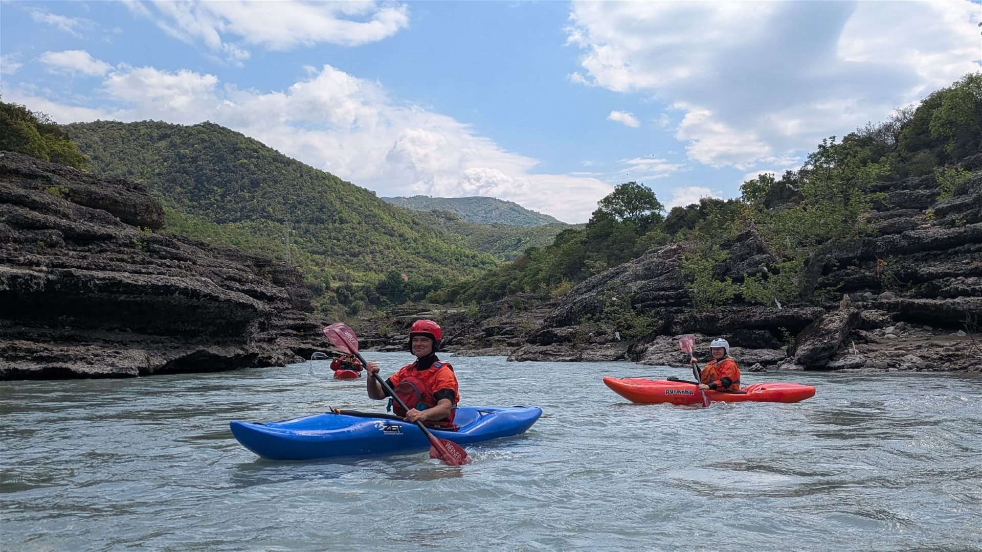 Kajak, Fluss Vjosa, Abschnitt Strembec - Camp Albtourist viele Canyons 