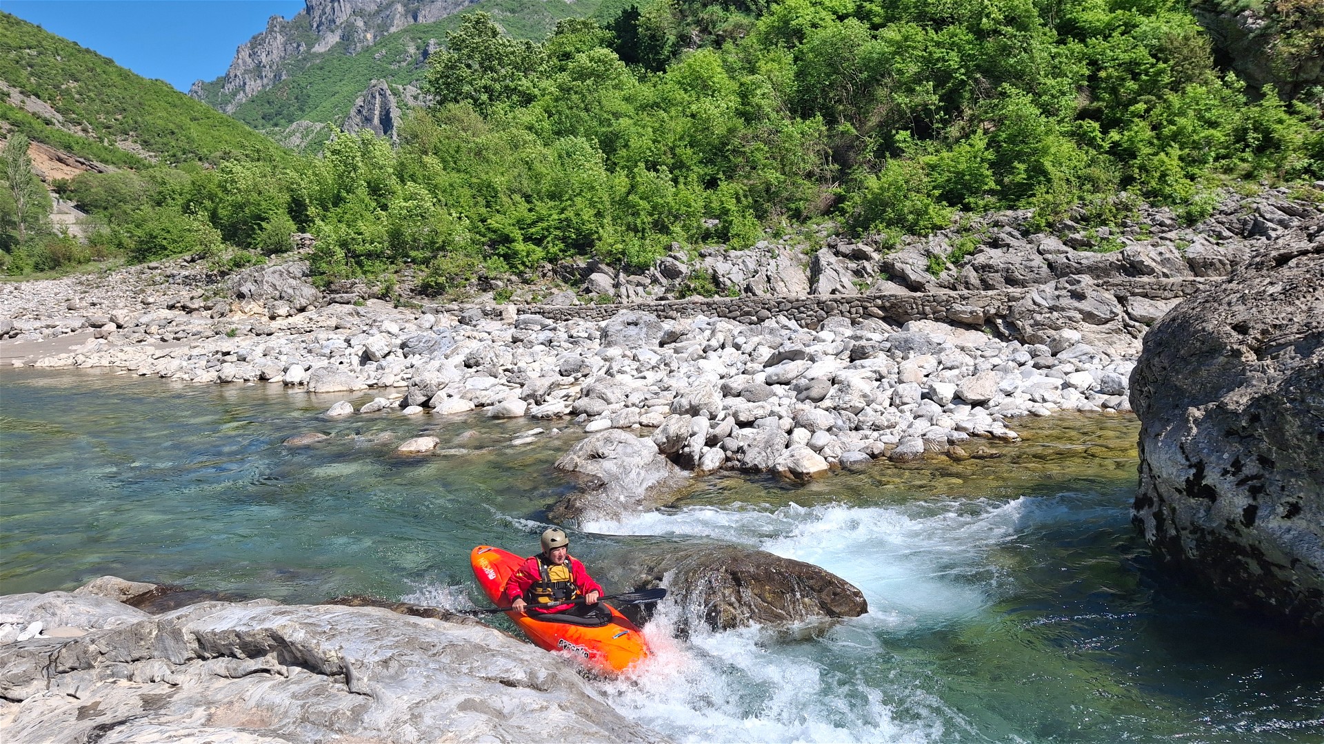 Kajak, Fluss Kir, Abschnitt Prekal - Canyon Einfahrt zum schwierigeren Abschluss 