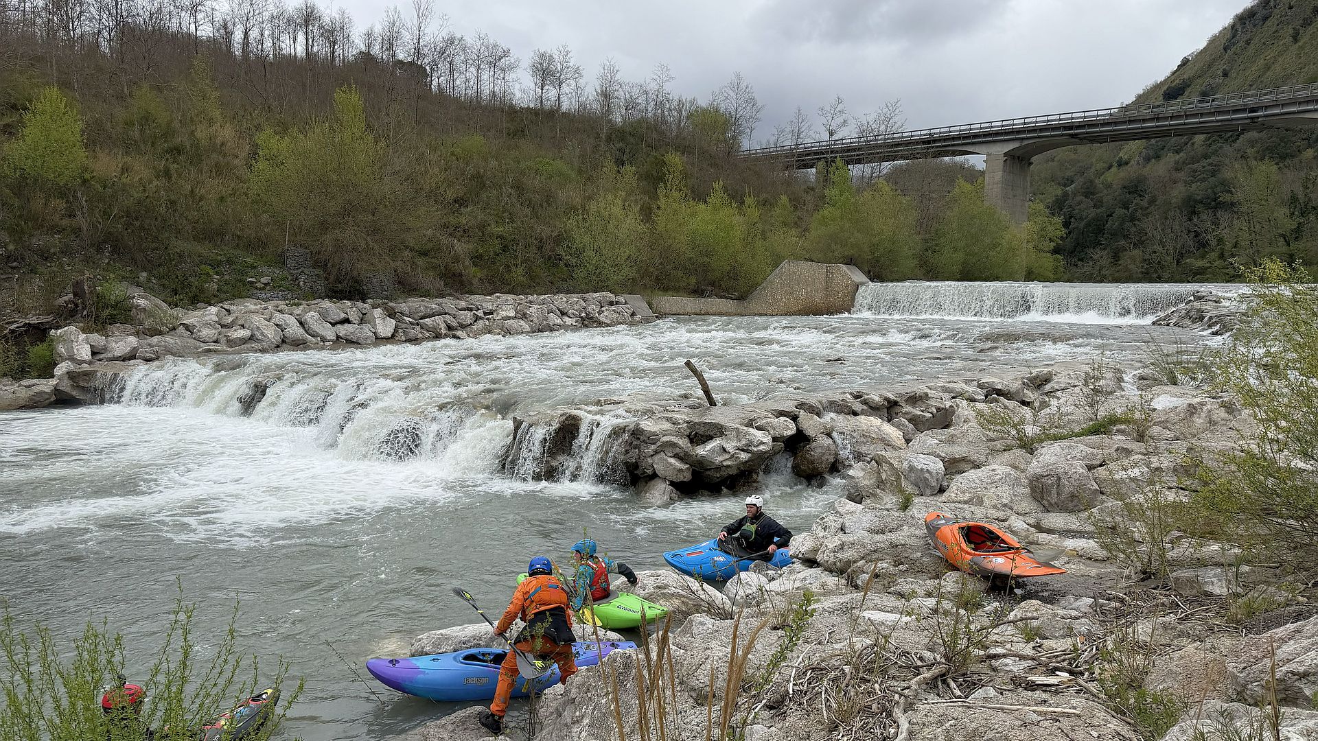 © Wolfgang A. 2.4.26 Kajak, Fluss Noce Lucano, Abschnitt Lauria - Parruta Doppelwehr l umtragen