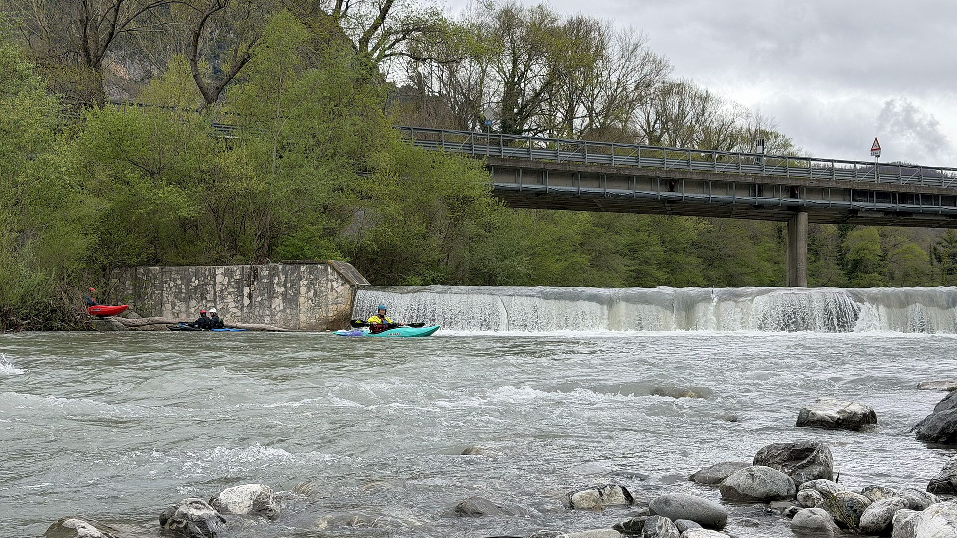 © Wolfgang A. 2.4.26 Kajak, Fluss Noce Lucano, Abschnitt Lauria - Parruta zweites Wehr bei der Brücke r umtragen