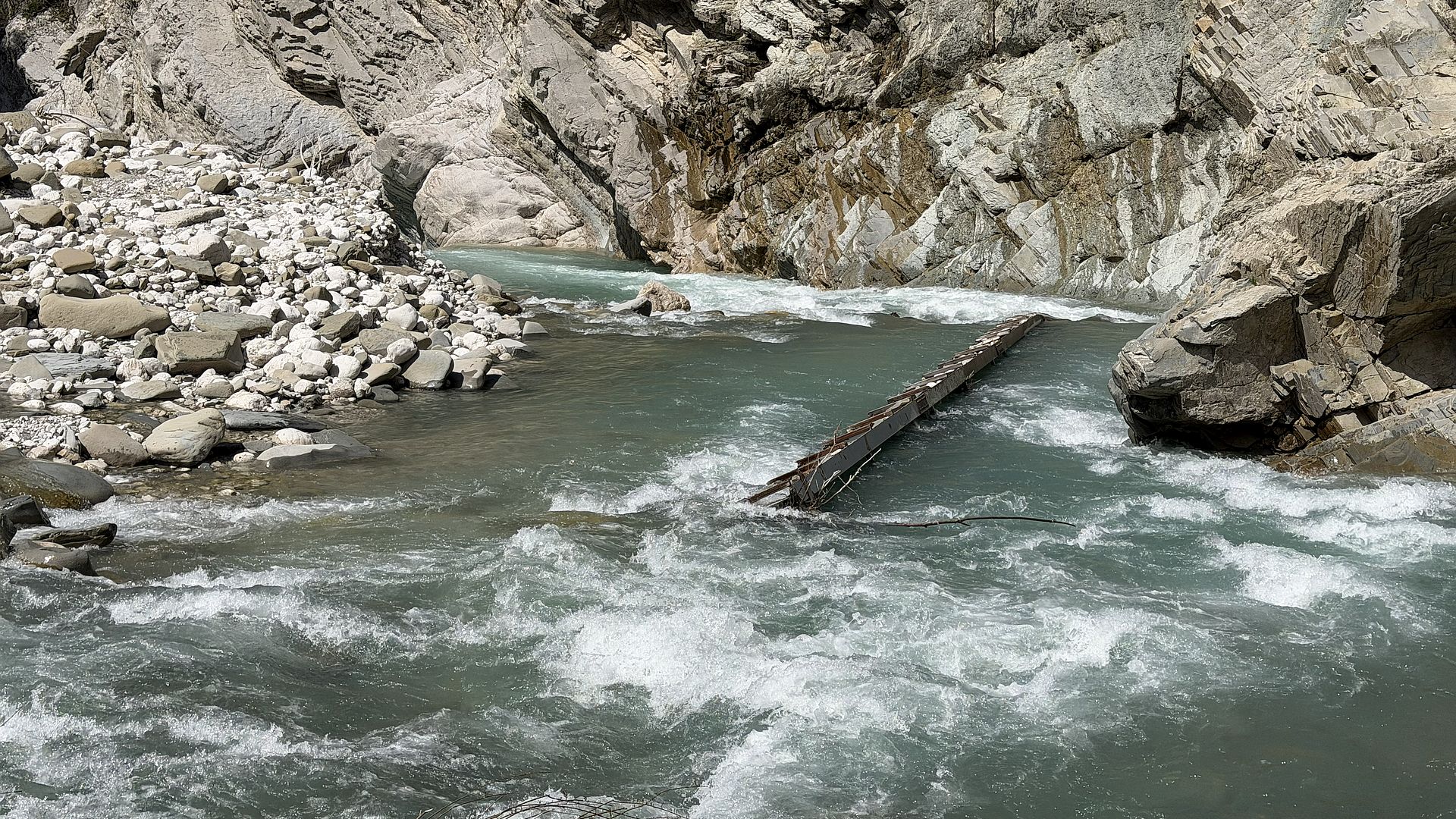 Kajak, Fluss Kalaritikos, Abschnitt Kalarites - Plaka eiserne Fußgängerbrücke vor der Klamm 