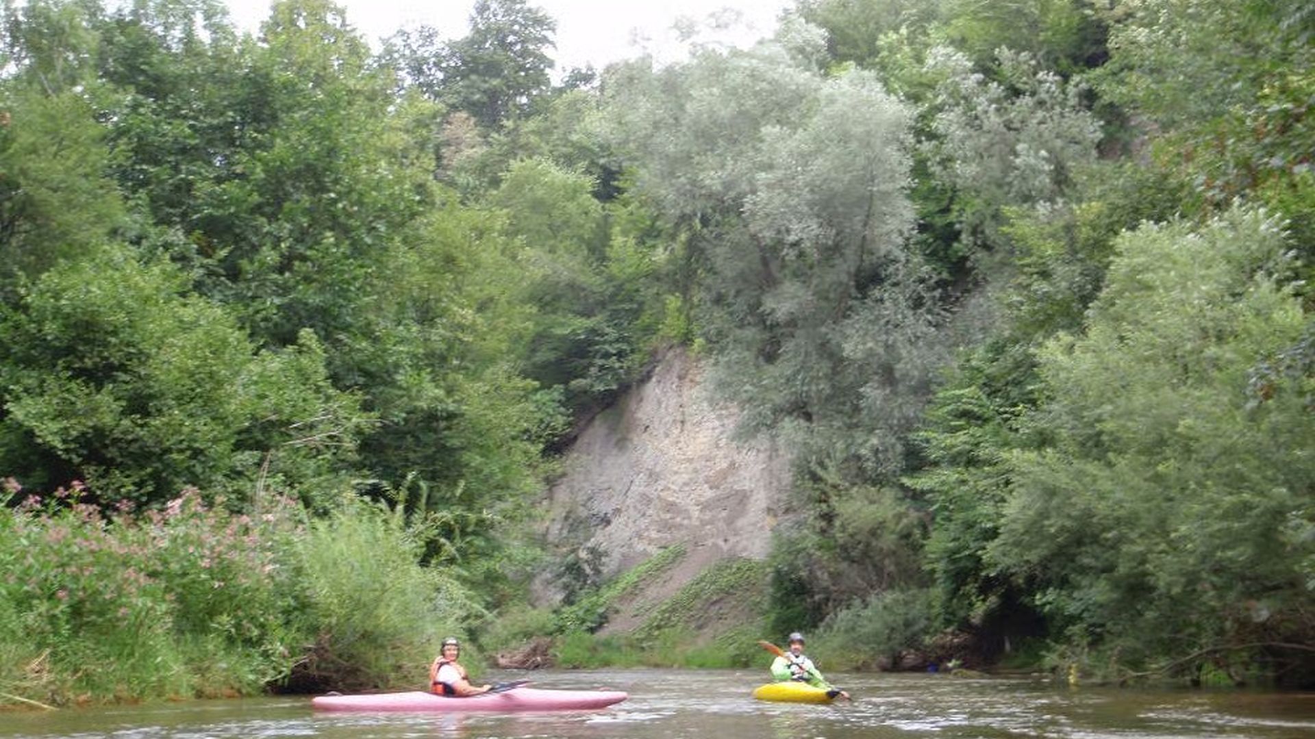Kajak, Fluss Kleine Erlauf, Abschnitt Zarnsdorf - Berging (Unterlauf) nette Uferwände 