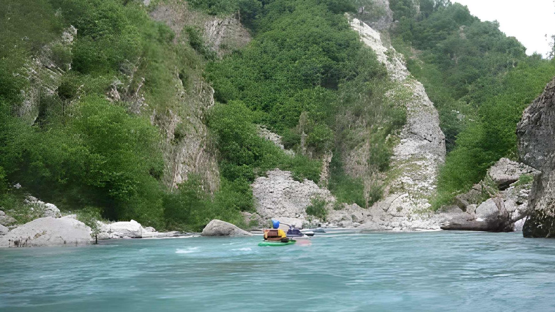 Kajak, Fluss Shala, Abschnitt Bregu Lumi - Drin Stausee (Unterlauf) Erholungsstrecke in den unteren Shalaschluchten 