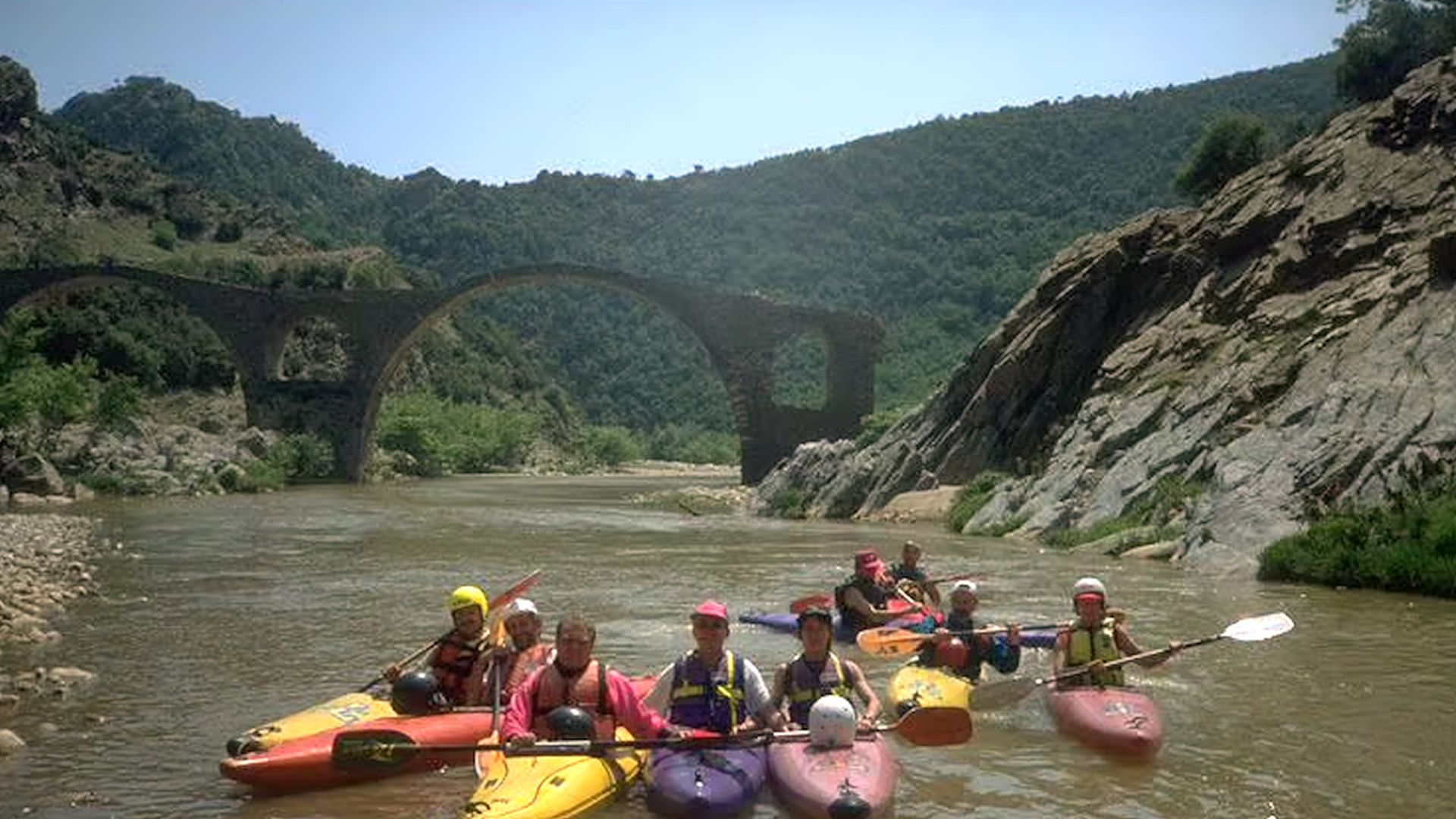 Kajak, Fluss Kompsatos, Abschnitt Talis - Polyantho (Unterlauf) einsame Felsschlucht mit Rippen und Abfällen 