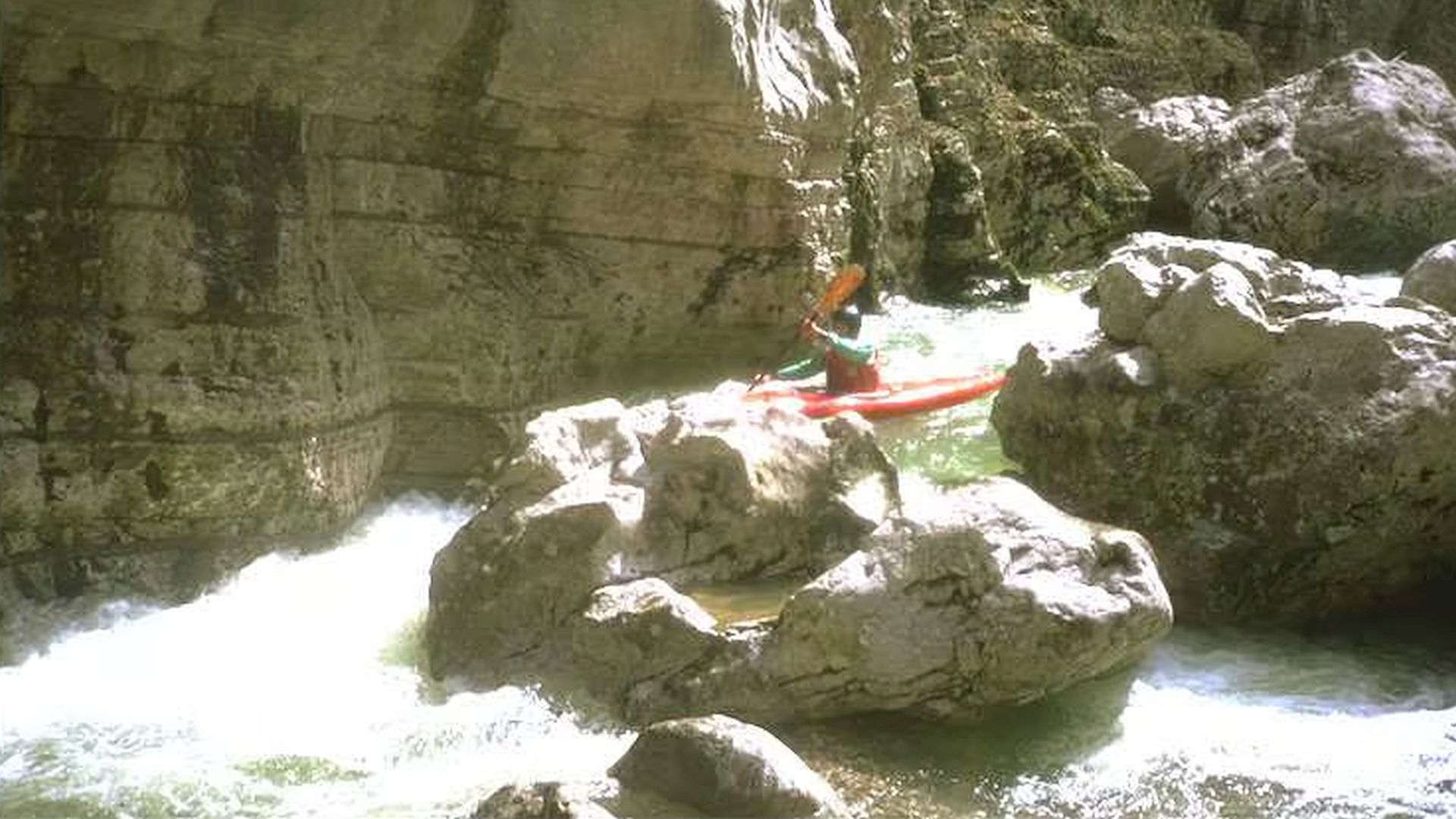 Kajak, Fluss Vikos, Abschnitt Kokkorou Brücke - Aristi (Vikos Canyon) im Herzen des Canyons 