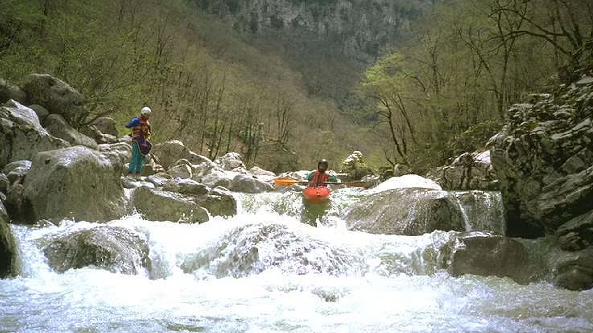 Kajak, Fluss Vikos, Abschnitt Kokkorou Brücke - Aristi (Vikos Canyon) kurz vor der Voidomatisquelle 