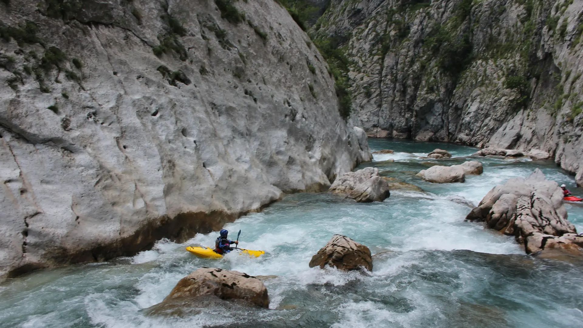 © Christoph S. 1.7.10 Kajak, Fluss Morača, Abschnitt Medjurecje - Duga (Große Schlucht) die letzten zwei Drittel der Zwangspassage bei NW
