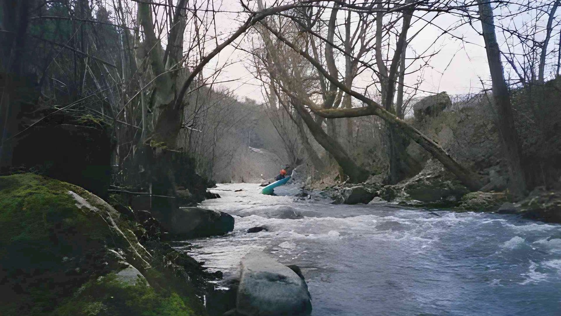 Kajak, Fluss Weitenbach, Abschnitt Martinsberg - Würnsdorf (Steilzone) bei niedrigem Wasserstand gestrandet 