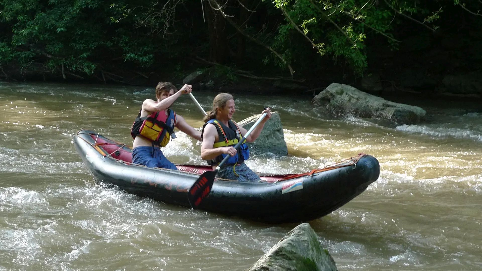 Kajak, Fluss Kainach, Abschnitt Lieboch - Wildon (Unterlauf) Ausweichmanöver in der Waldschlucht 