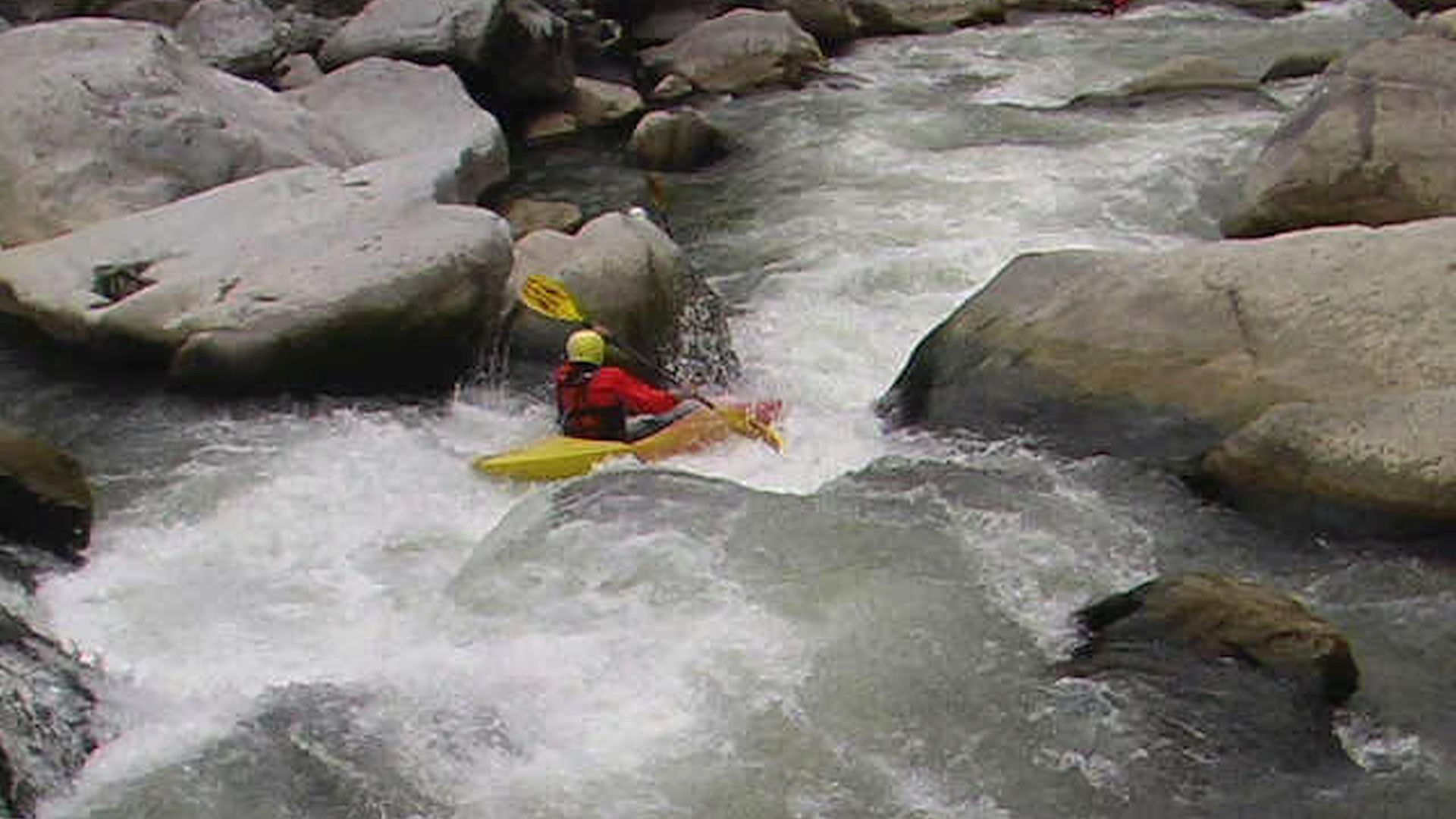 © Bernhard M. 14.11.05 Kajak, Fluss Ötztaler Ache, Abschnitt Tumpen - Habichen (Achstürze) letzte Stelle der Achstürze