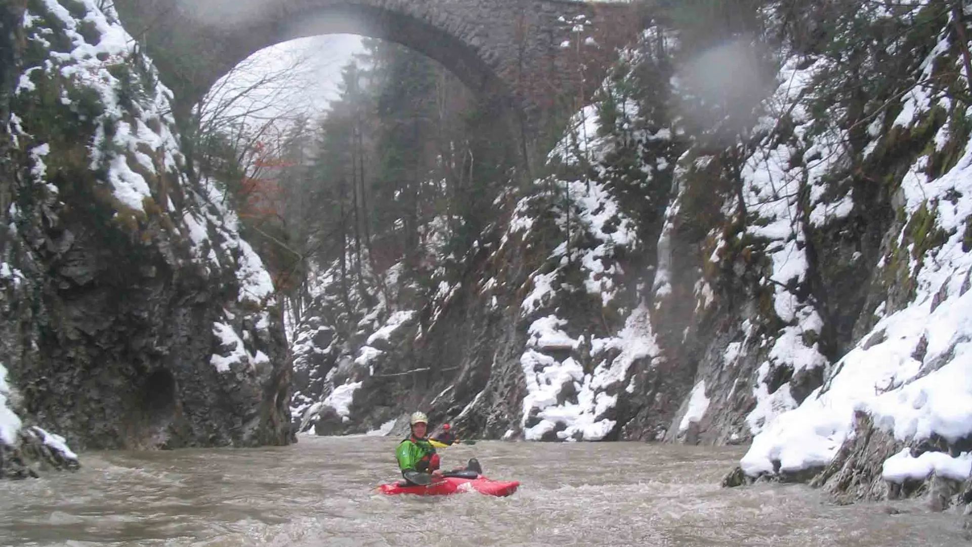 Kajak, Fluss Bregenzer Ache, Abschnitt Hof - Egger Wehr (Schwarzenbergschlucht) am Ausgang der Klamm 