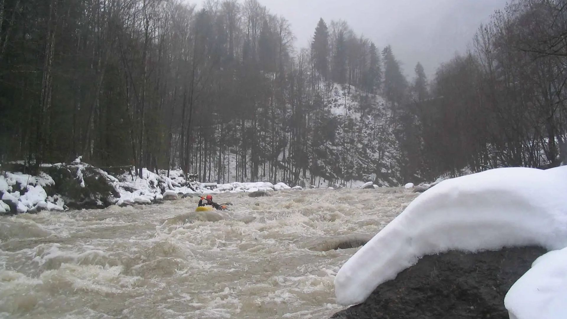 Kajak, Fluss Bregenzer Ache, Abschnitt Hof - Egger Wehr (Schwarzenbergschlucht) wuchtiger Schwall nach der Klamm 