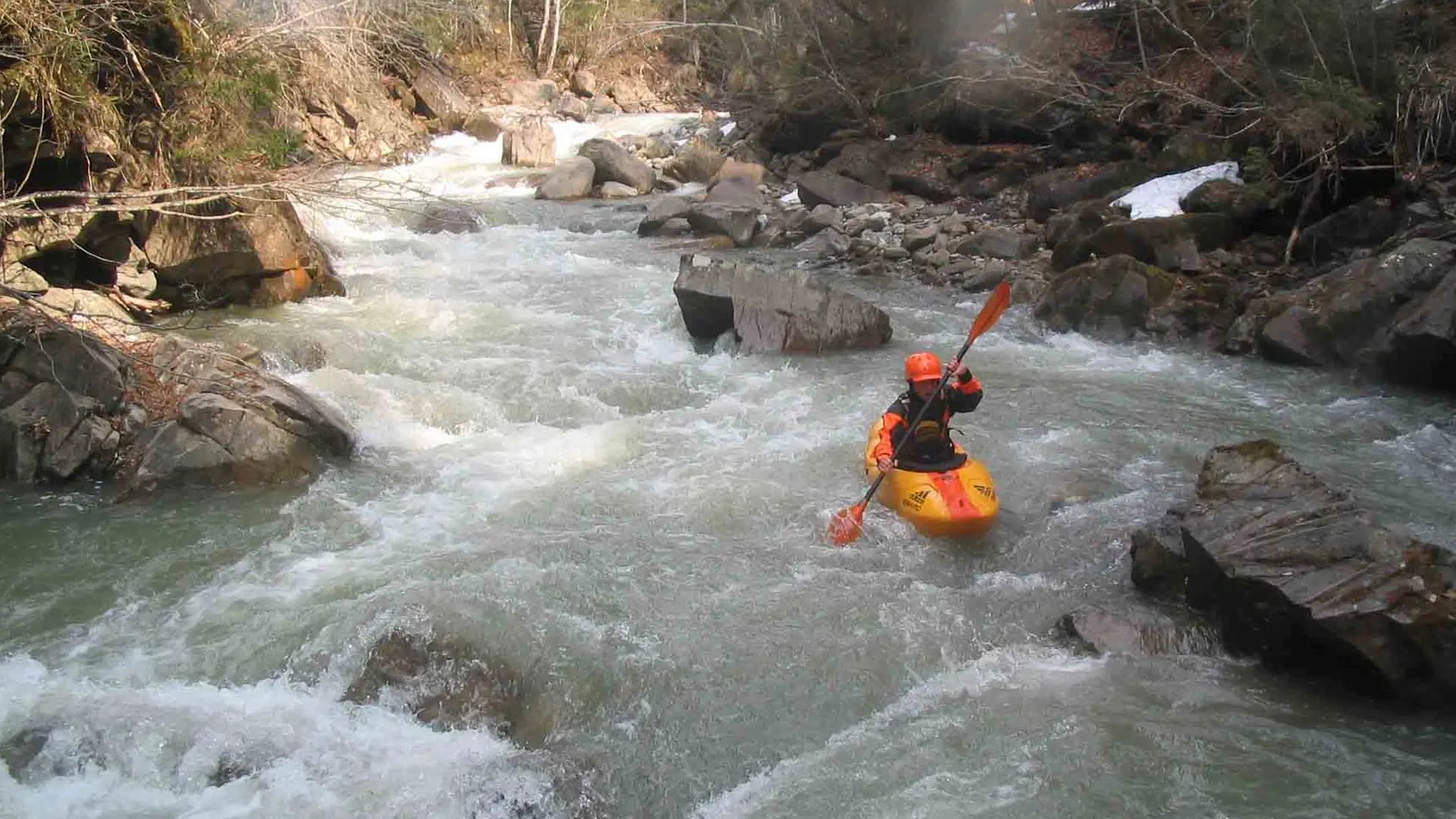 © Christian P. 16.1.09 Kajak, Fluss Frutz, Abschnitt Eingangsschlucht Einfahrt in die Eingangsklamm