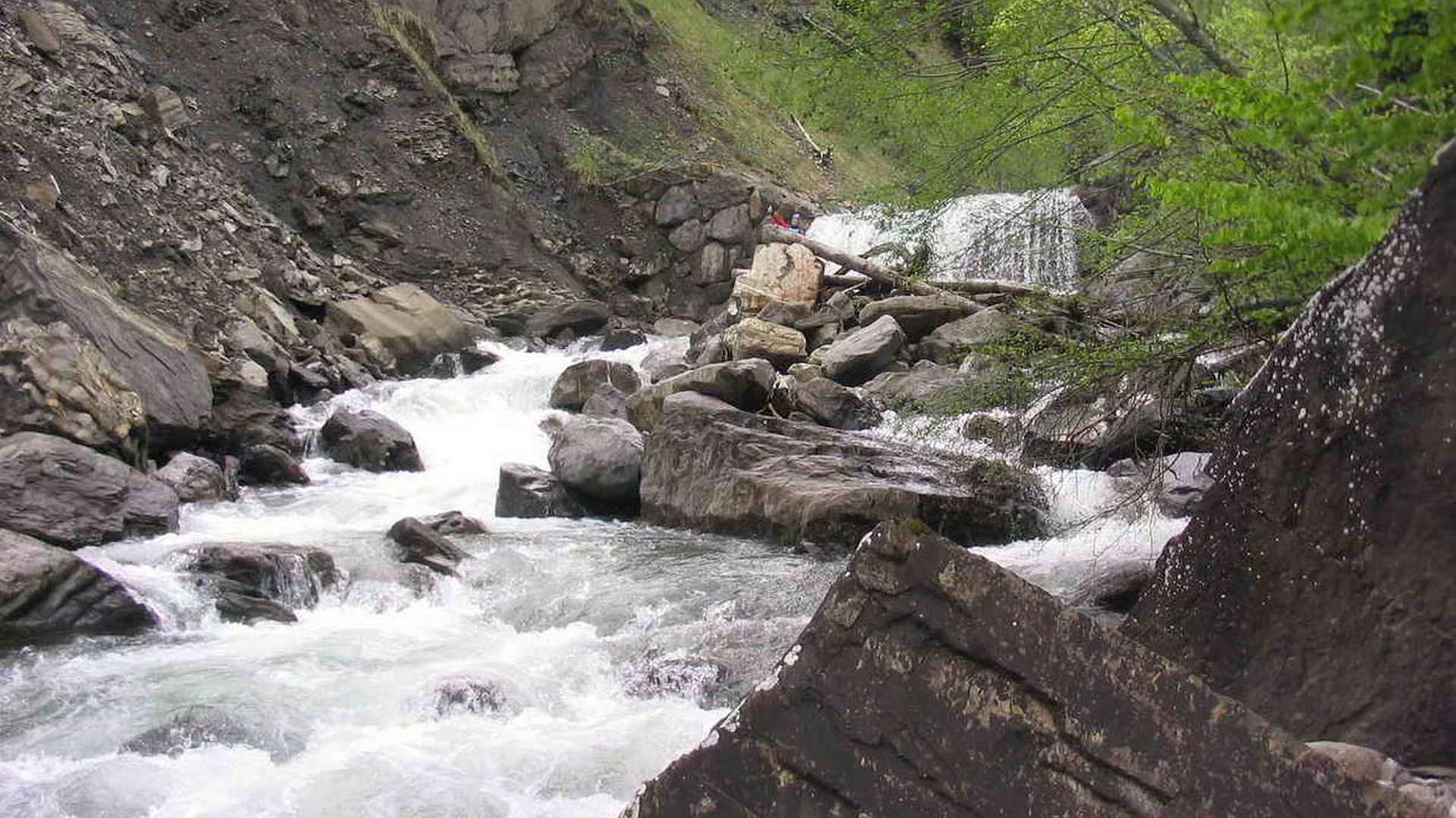 © Christian P. 8.9.05 Kajak, Fluss Mellenbach, Abschnitt Wehr - Holzbrücke (Mittlerer Mellenbach) am Einstieg gleich zu Beginn die schwerste Stelle