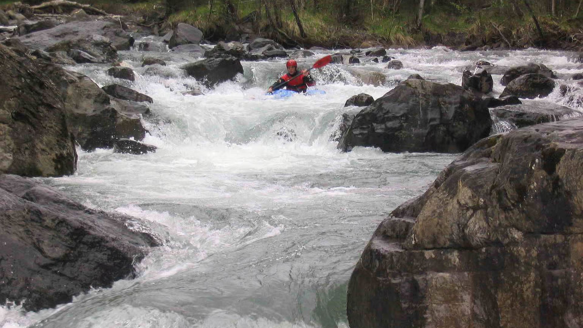 © Christian P. 8.9.05 Kajak, Fluss Mellenbach, Abschnitt Wehr - Holzbrücke (Mittlerer Mellenbach) Einfahrt zur letzten anspruchsvollen Stelle