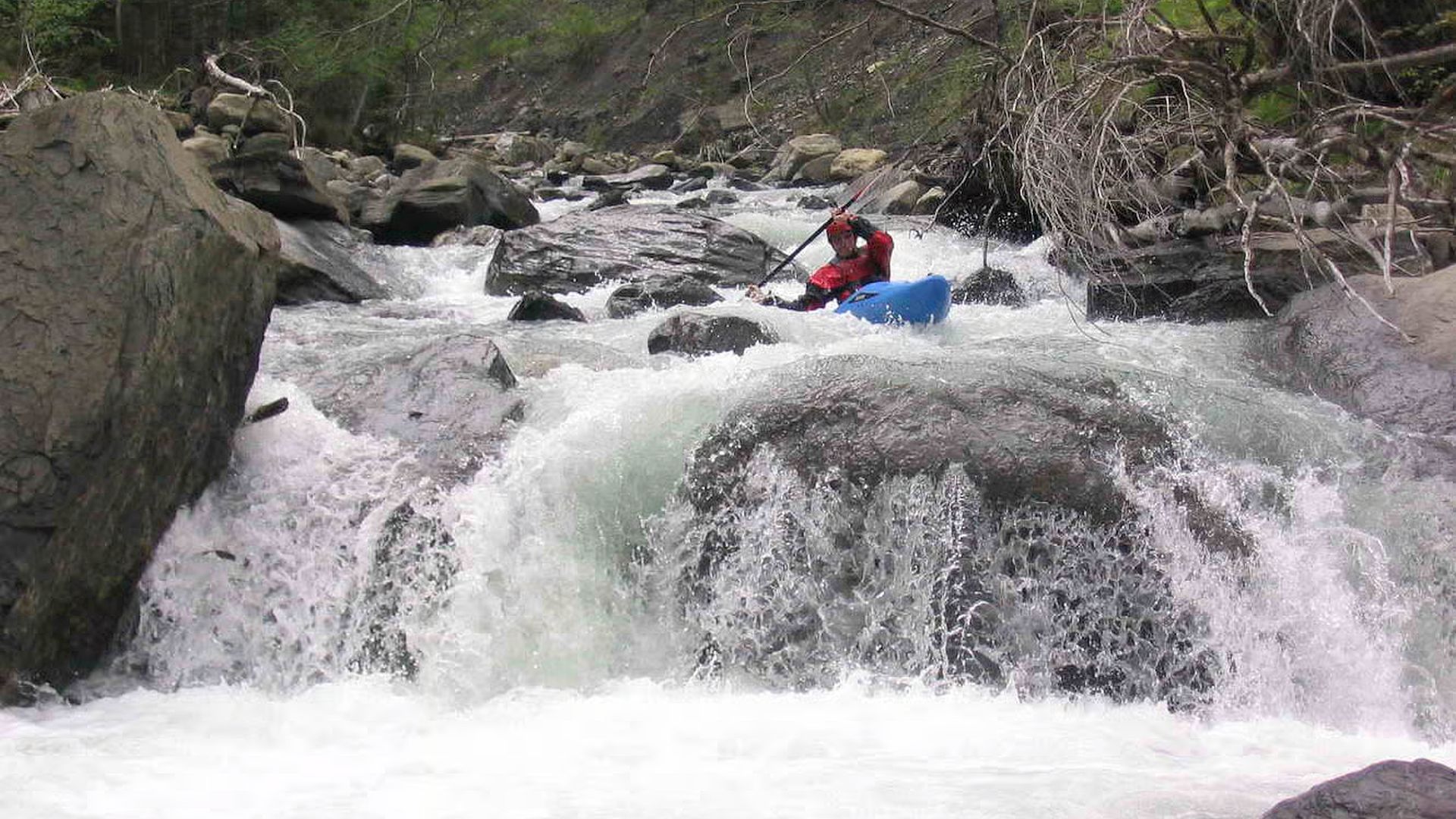 © Christian P. 8.9.05 Kajak, Fluss Mellenbach, Abschnitt Wehr - Holzbrücke (Mittlerer Mellenbach) sehr schöne Stufe mit sportlicher Anfahrt