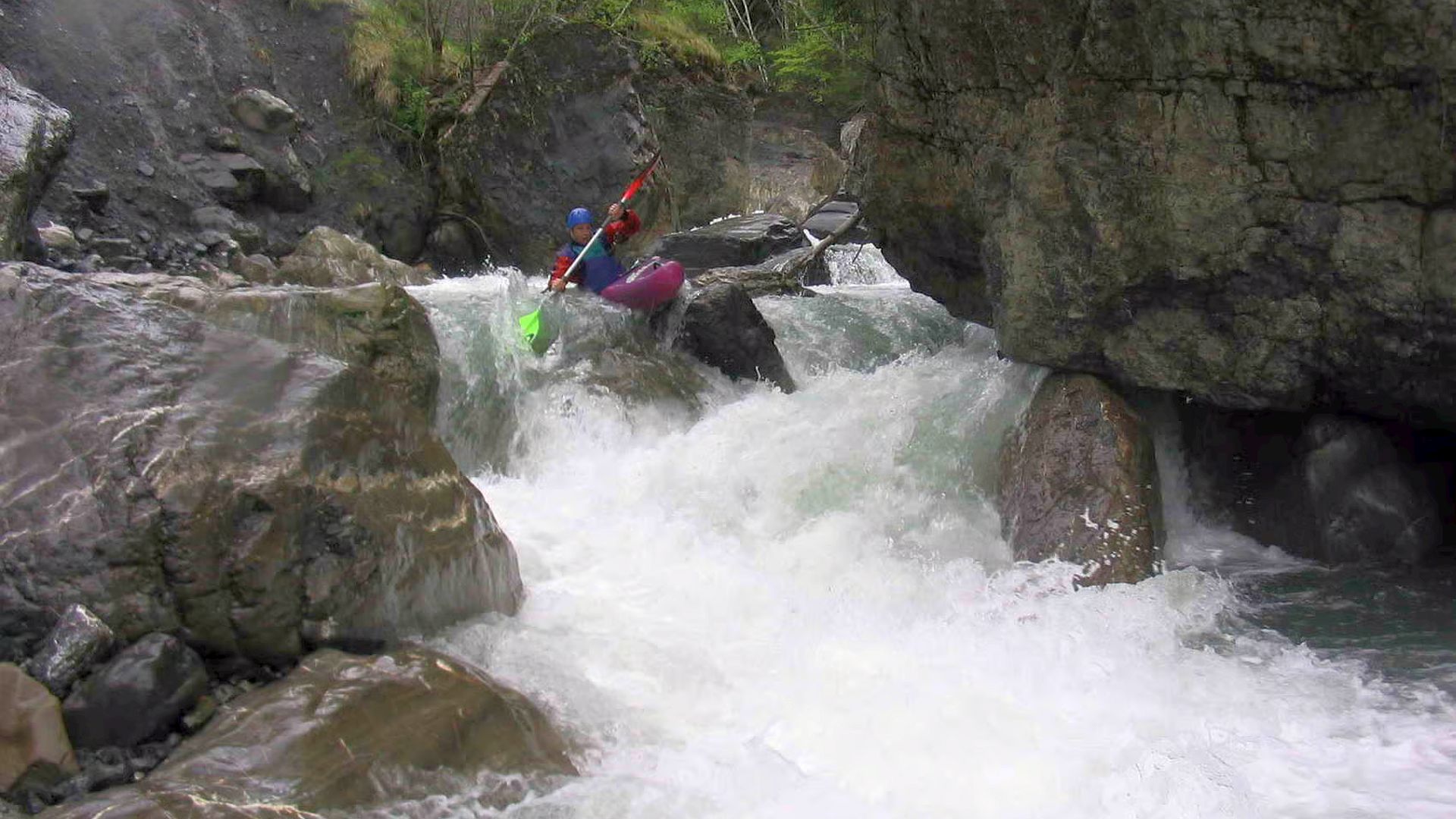 © Christian P. 8.9.05 Kajak, Fluss Mellenbach, Abschnitt Holzbrücke - Mündung (Unterer Mellenbach) die erste Stufe nach dem Extremstück