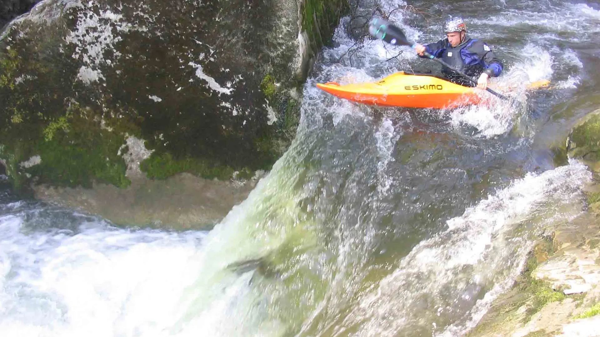 Kajak, Fluss Rotach, Abschnitt Eschau - Kennelbach (Rotachschlucht) schöne Stufe am Anfang der Schlucht 