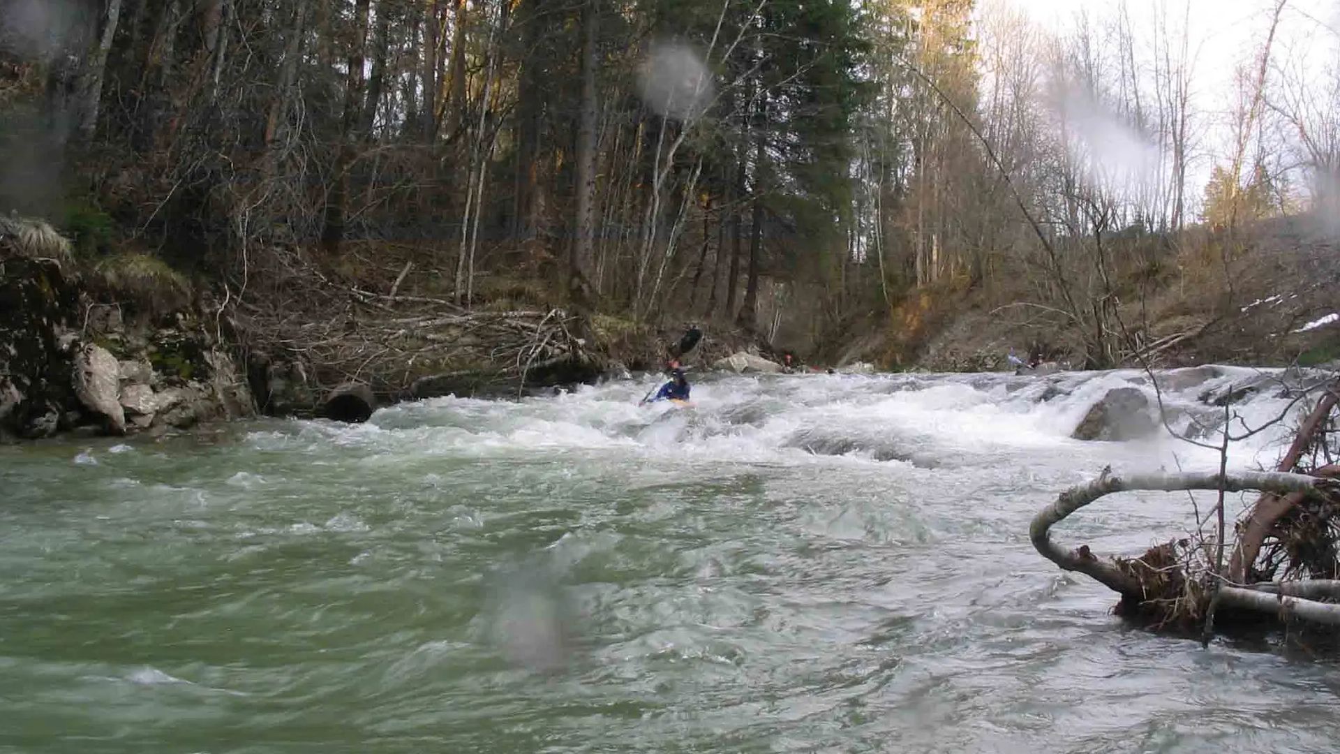 Kajak, Fluss Weißach, Abschnitt Aach - Hasenbrücke (Golfplatzstrecke) erster Schwall 
