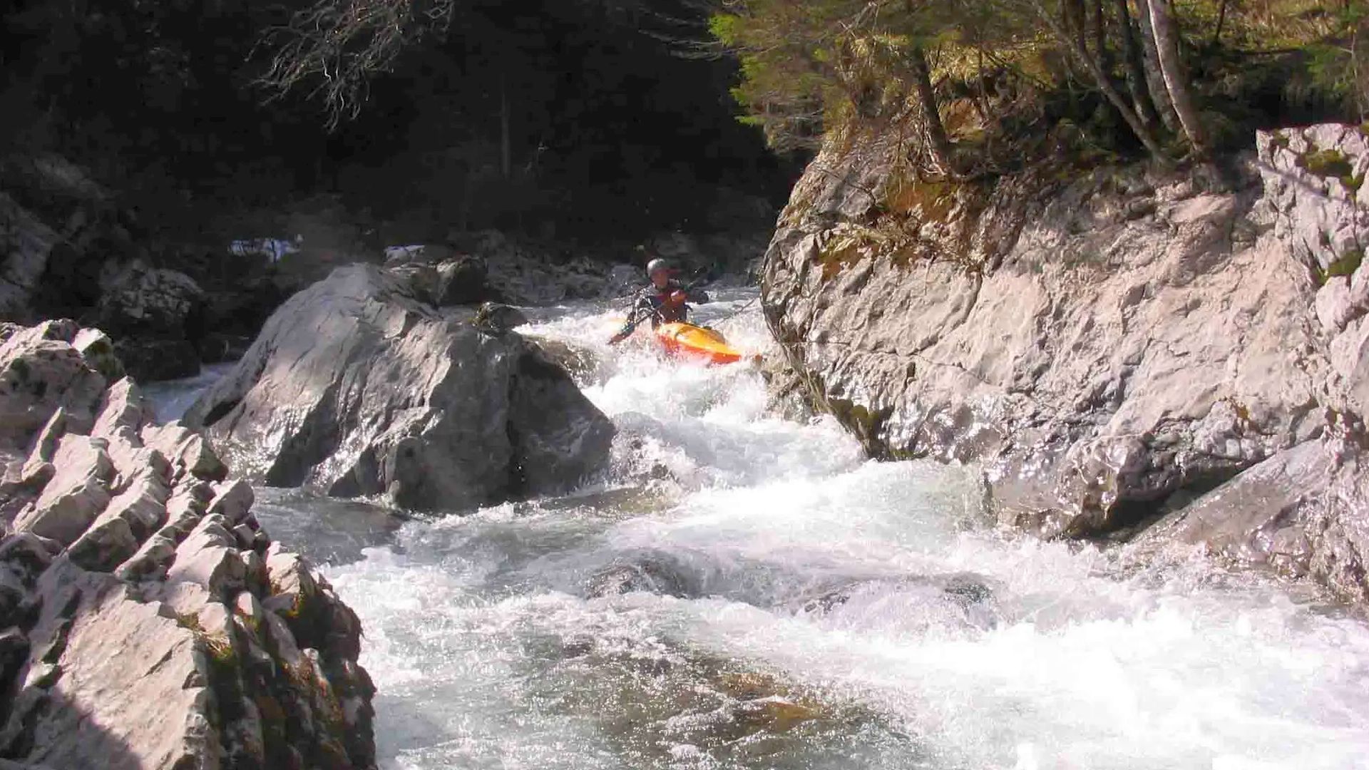 © Christian P. 1.4.07 Kajak, Fluss Ostrach, Abschnitt E-Werk - Hinterstein (Aueleschlucht) die erste Stelle am Einstieg