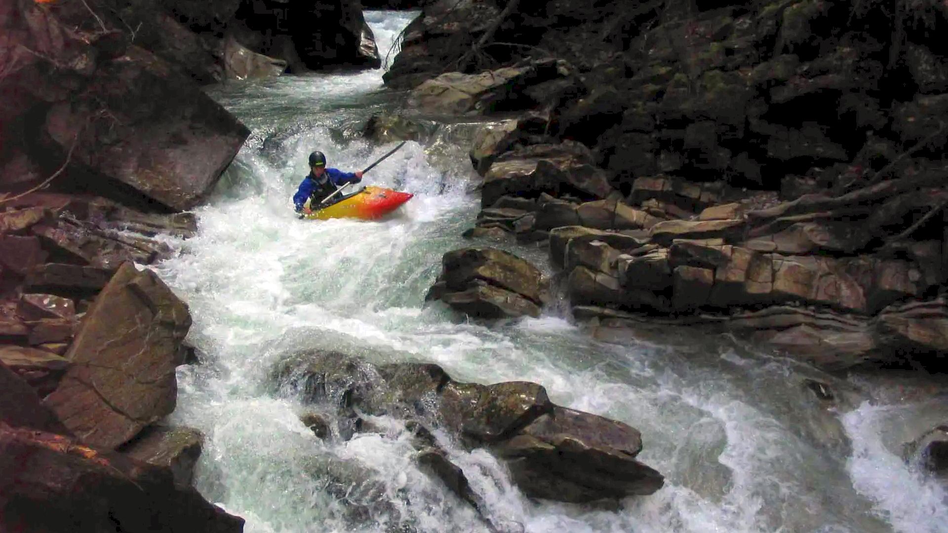 © Christian P. 14.4.08 Kajak, Fluss Necker, Abschnitt Vordernecker - Schwandsbrugg (Oberste) Folgekatarakt nach der Zwangspassage im Hintergrund