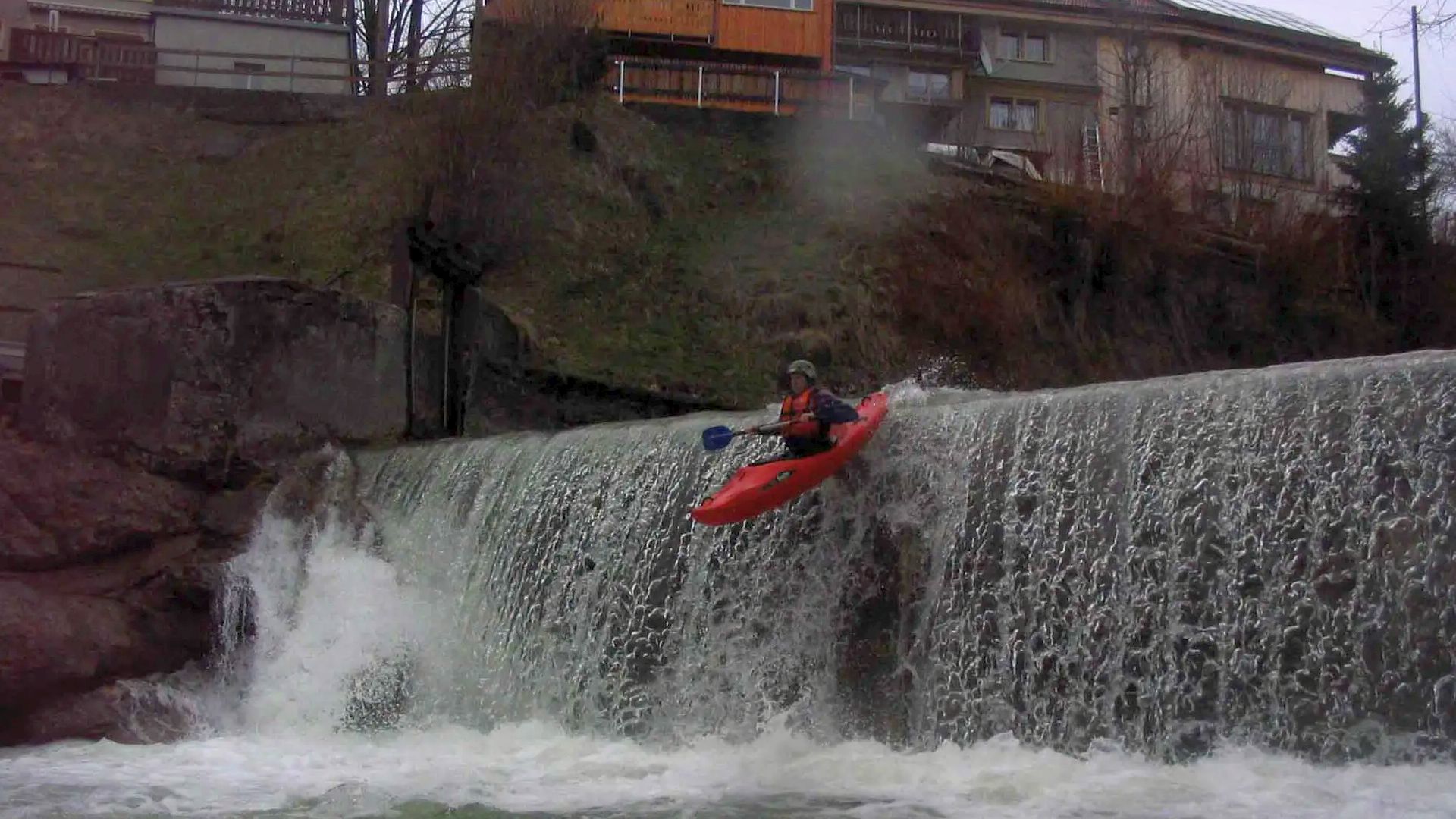 Kajak, Fluss Necker, Abschnitt Schwandsbrugg - St. Peterzell (Obere Necker) Wehr am Ende der Neckerschlucht 