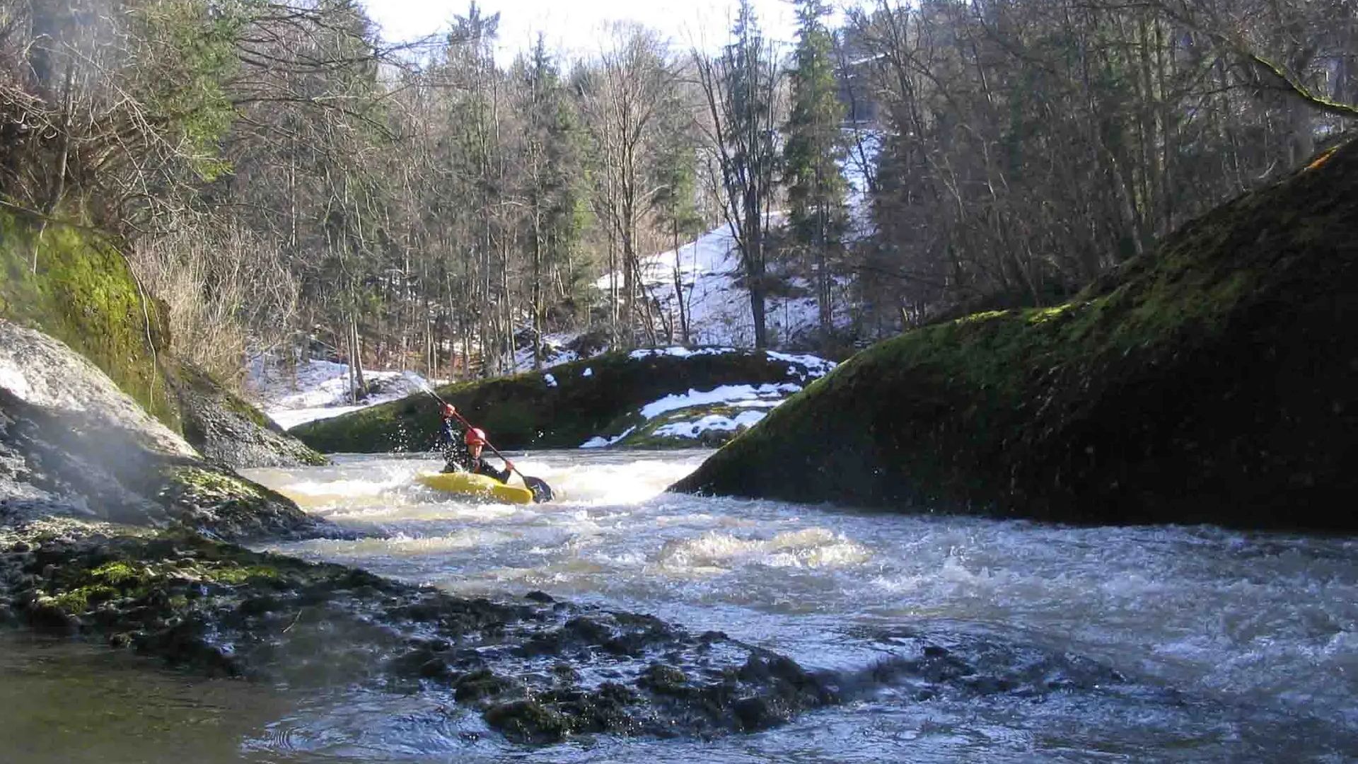 © Christian P. 16.4.08 Kajak, Fluss Sitter, Abschnitt Appenzell - Haslen (Obere Sitterschlucht) kurze Schluchtstrecke