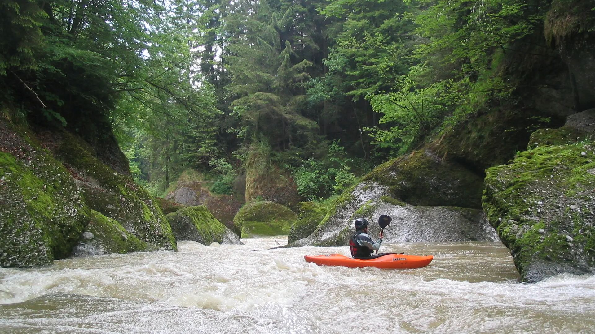 © Christian P. 16.4.08 Kajak, Fluss Sitter, Abschnitt Appenzell - Haslen (Obere Sitterschlucht) Gasse nach dem Kanonenrohr