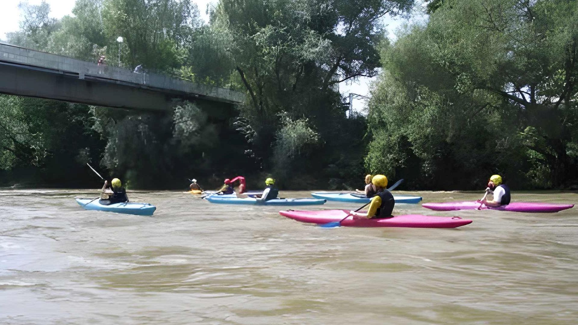 © Christoph H. 11.6.06 Kajak, Fluss Mur, Abschnitt KC Graz - Kalsdorf bei hohem Wasserstand gehts schnell voran