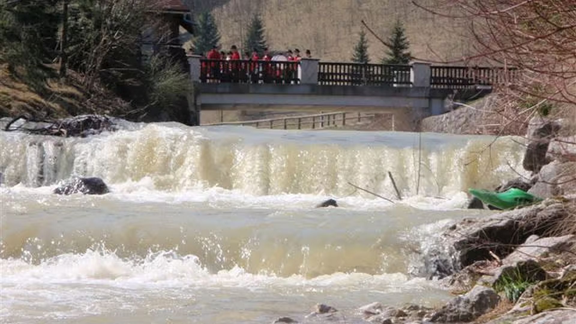 Kajak, Fluss Hammerbach, Abschnitt Oberkirchen - Hollenstein beim 3. Wehr spielt die Musik mitte links 