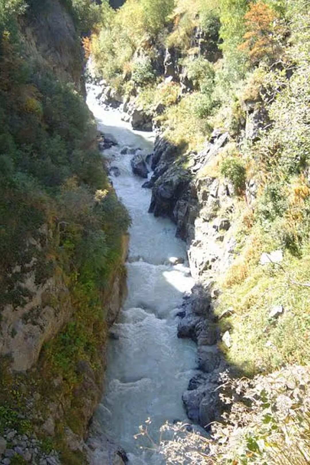 © Franz P. 1.9.05 Kajak, Fluss Gurgler Ache, Abschnitt Obergurgl - Sahnestüberl Blick von der hohen Brücke aus Richtung erste Klamm