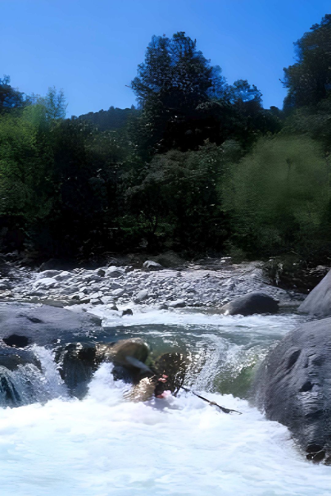 © Matthias B. 23.6.04 Kajak, Fluss Cruzzini, Abschnitt Lopigna - Ponte de Truggia (Unterlauf) Beginn mit kleinen Stufen