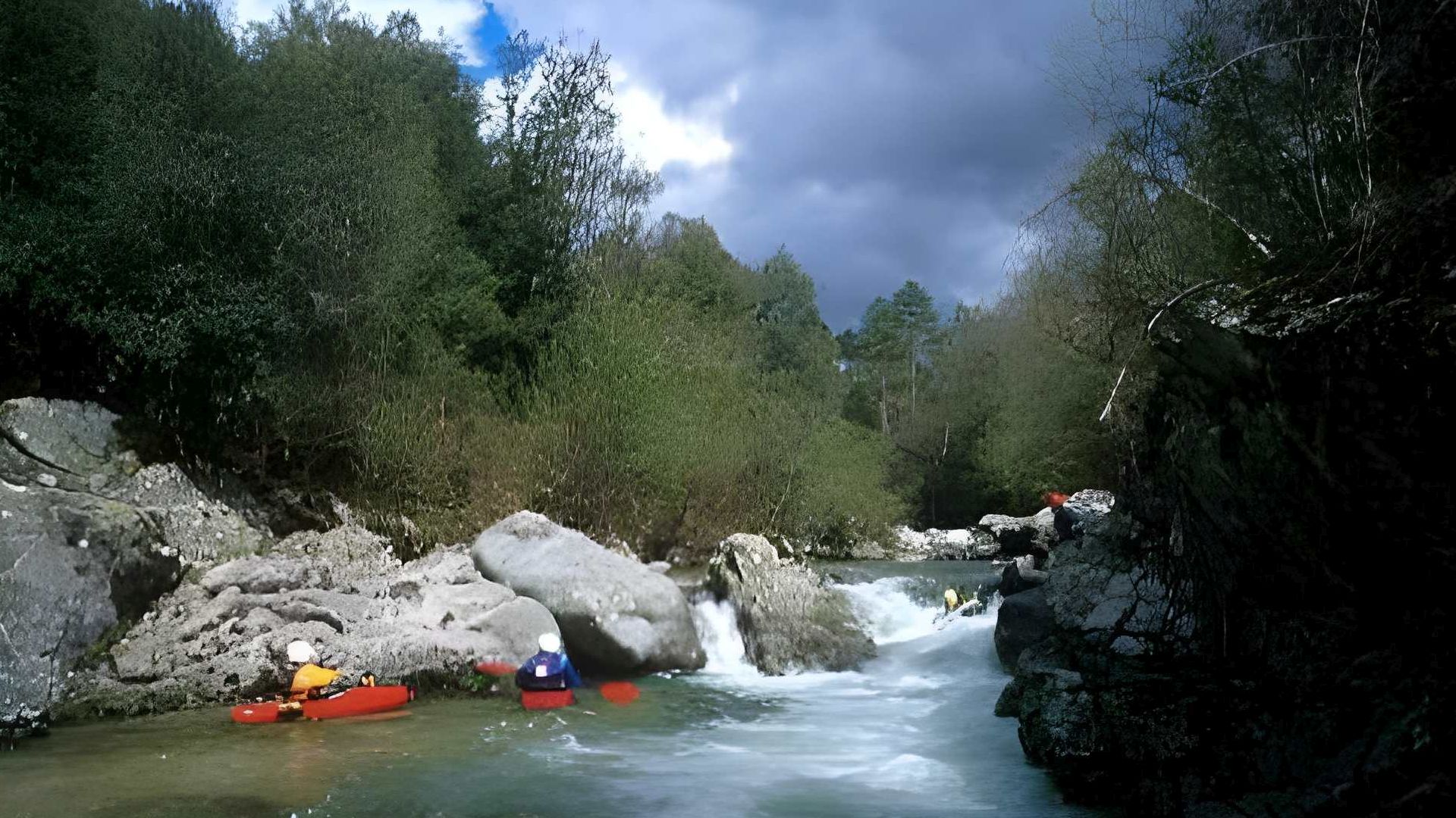 Kajak, Fluss Fiume Grosso, Abschnitt Albelli Mündung - Guagno les Bains typischer Charakter im schönsten Teil 