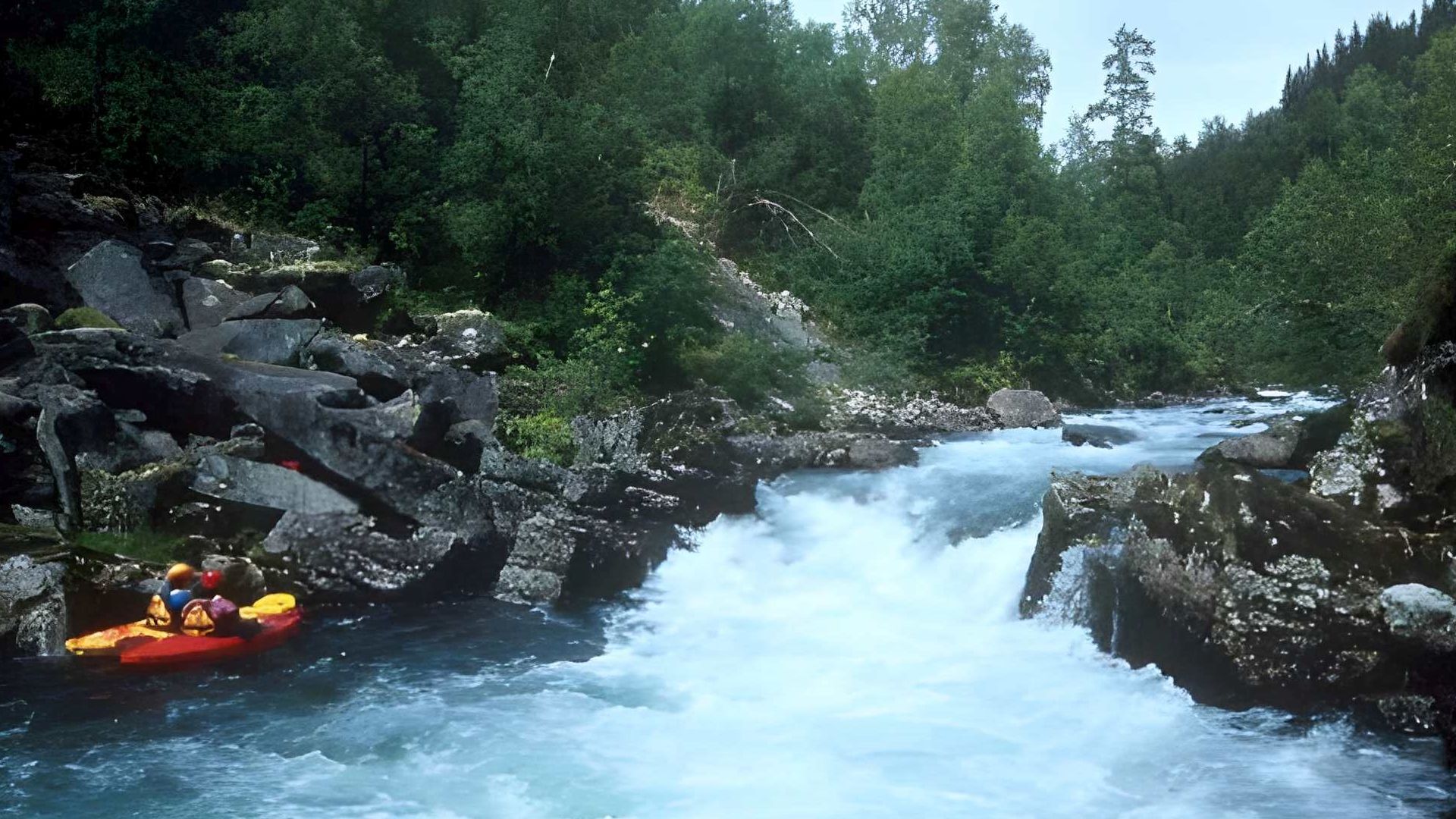 © Matthias B. 9.6.05 Kajak, Fluss Sogndalselvi, Abschnitt Dalavatnet - Notsete (Oberlauf Waldschlucht) eine der leichteren Stellen in der Waldschlucht