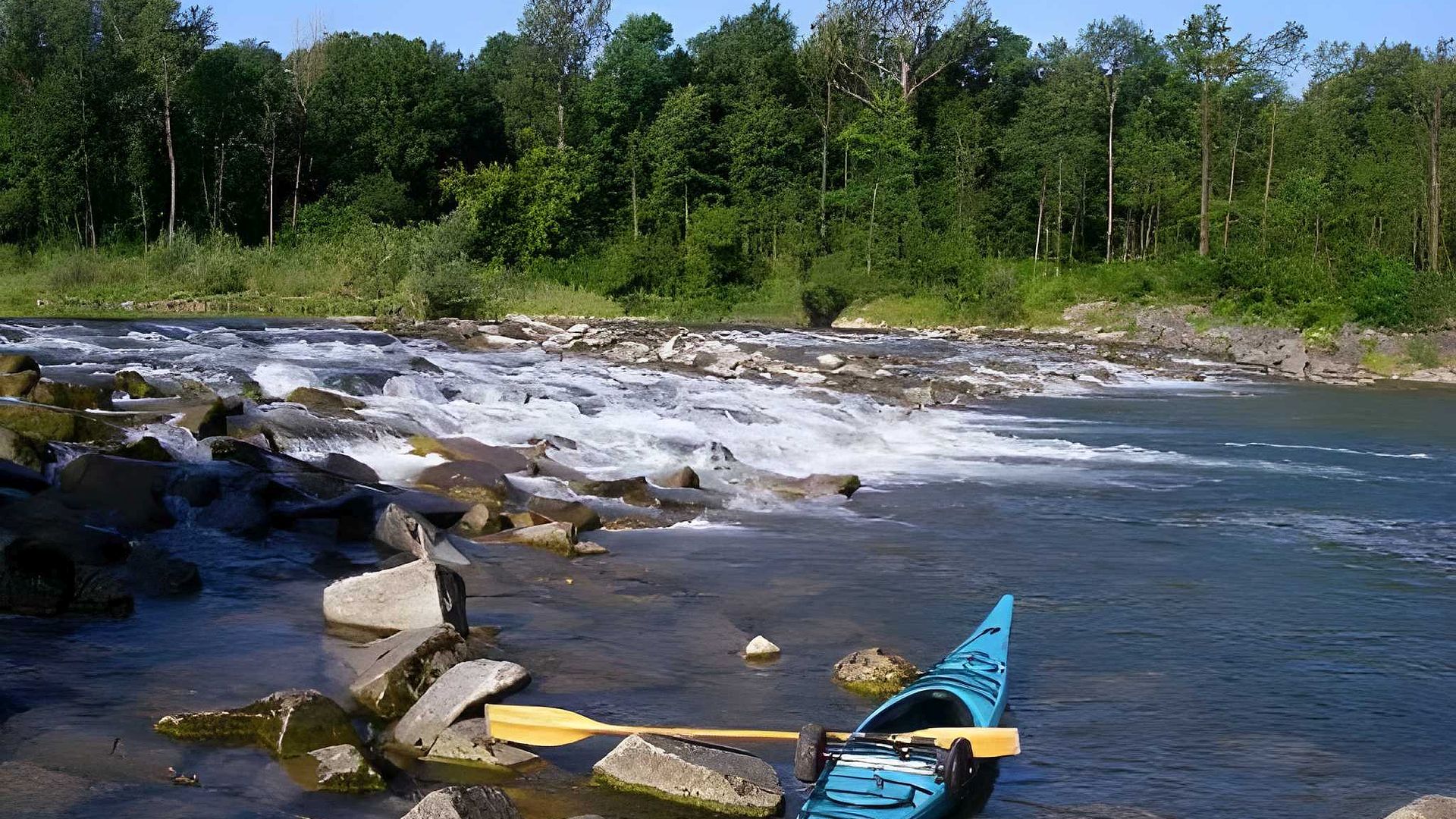 Kajak, Fluss Enns, Abschnitt Thaling - Donau mühsam ist das Umtragen bei den Steinwürfen 