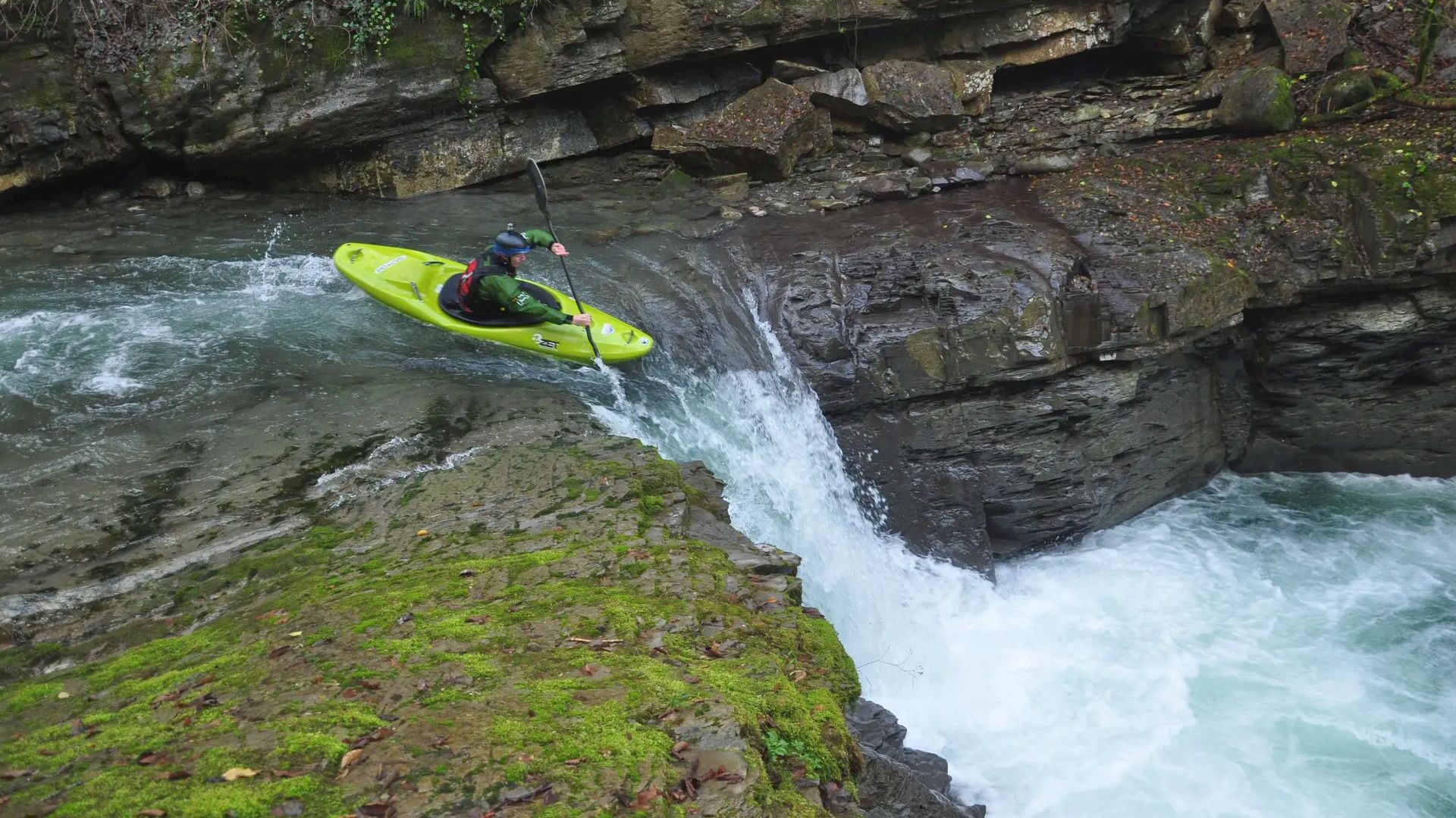 © Christoph S. 7.1.14 Kajak, Fluss Bagnone, Abschnitt Iera - Valle (Oberlauf) rückläufiger Schlitz mit tief unterspültem Kolk