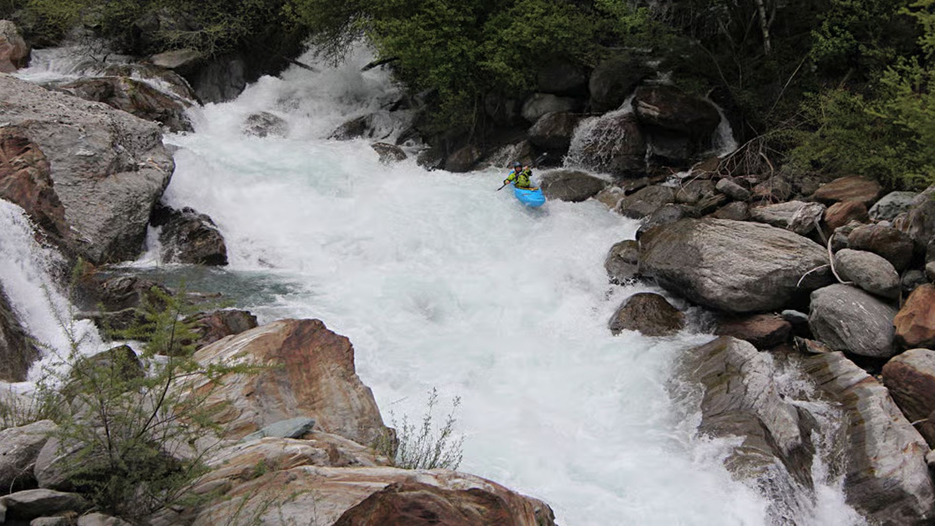 © Christoph S. 4.6.18 Kajak, Fluss Germanasca, Abschnitt Perrero - Pomaretto (Standardstrecke) Einfahrt in die lange Rutsche des Katarakts von Perrero