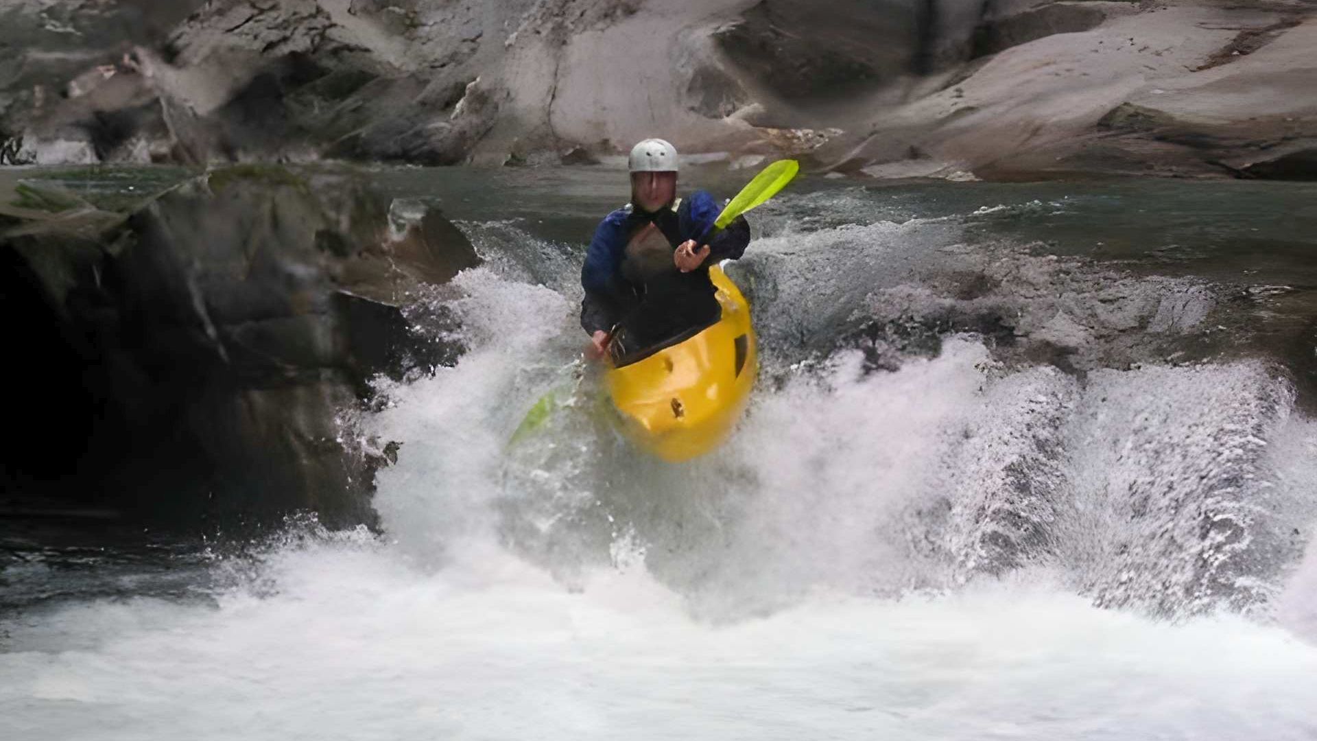 Kajak, Fluss Passer, Abschnitt Moos - Holzbrücke (Passerschlucht) eine Stufe unter vielen 