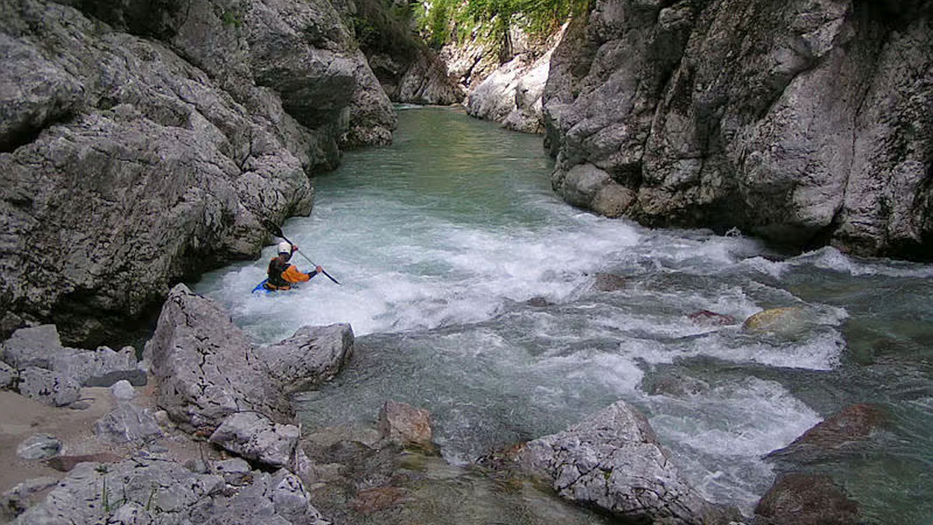 © Christoph S. 3.6.04 Kajak, Fluss Slizza (Gailitz), Abschnitt Tarvisio - Coccau (Schlucht) Einfahrt in die Endklamm nach der Hängebrücke